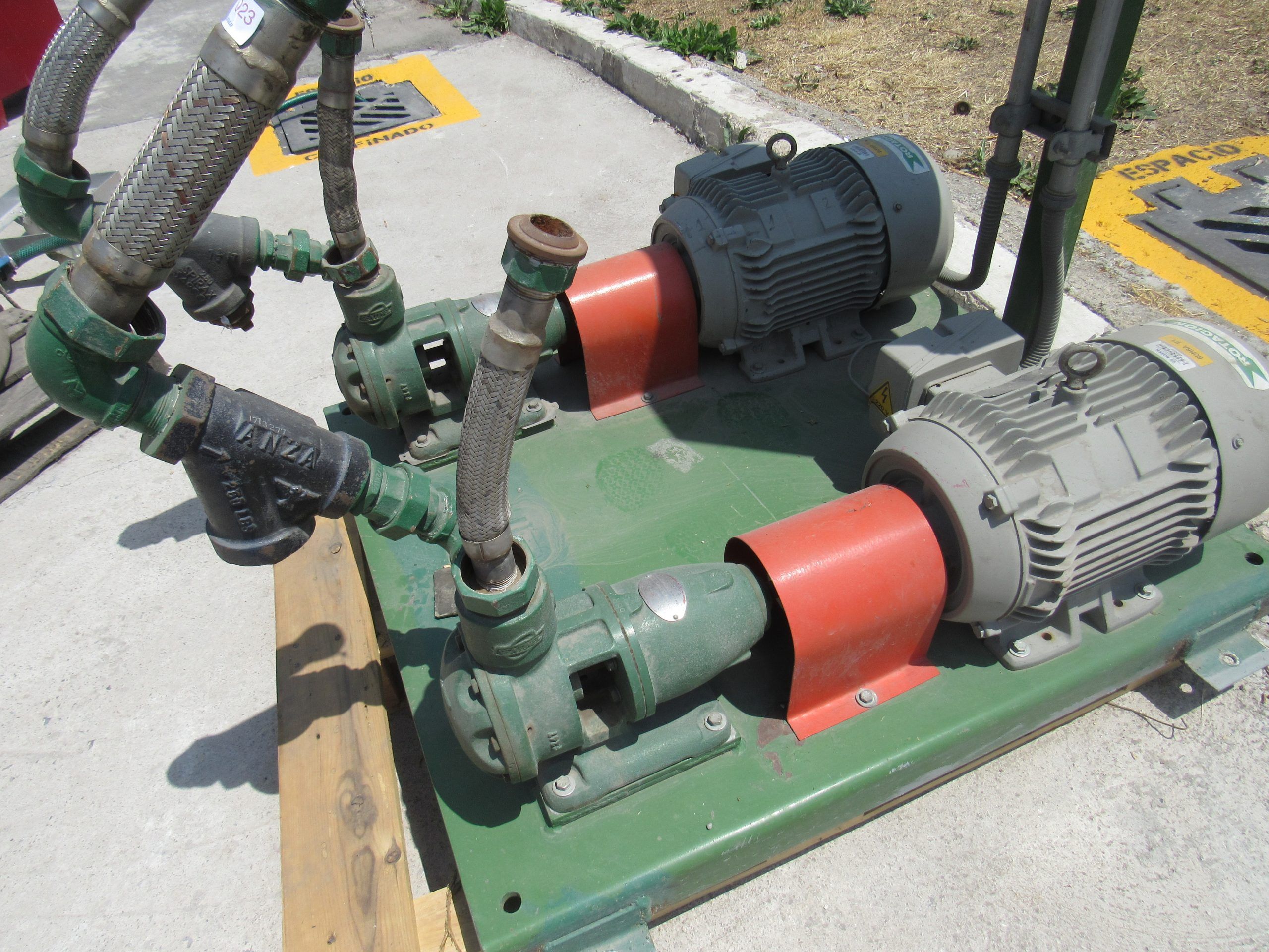 Lote 001 - Estructura metálica con 2 bombas eléctricas (7,5 CP, 5595 KW, 67 KG) y tablero de control - Imagen 24
