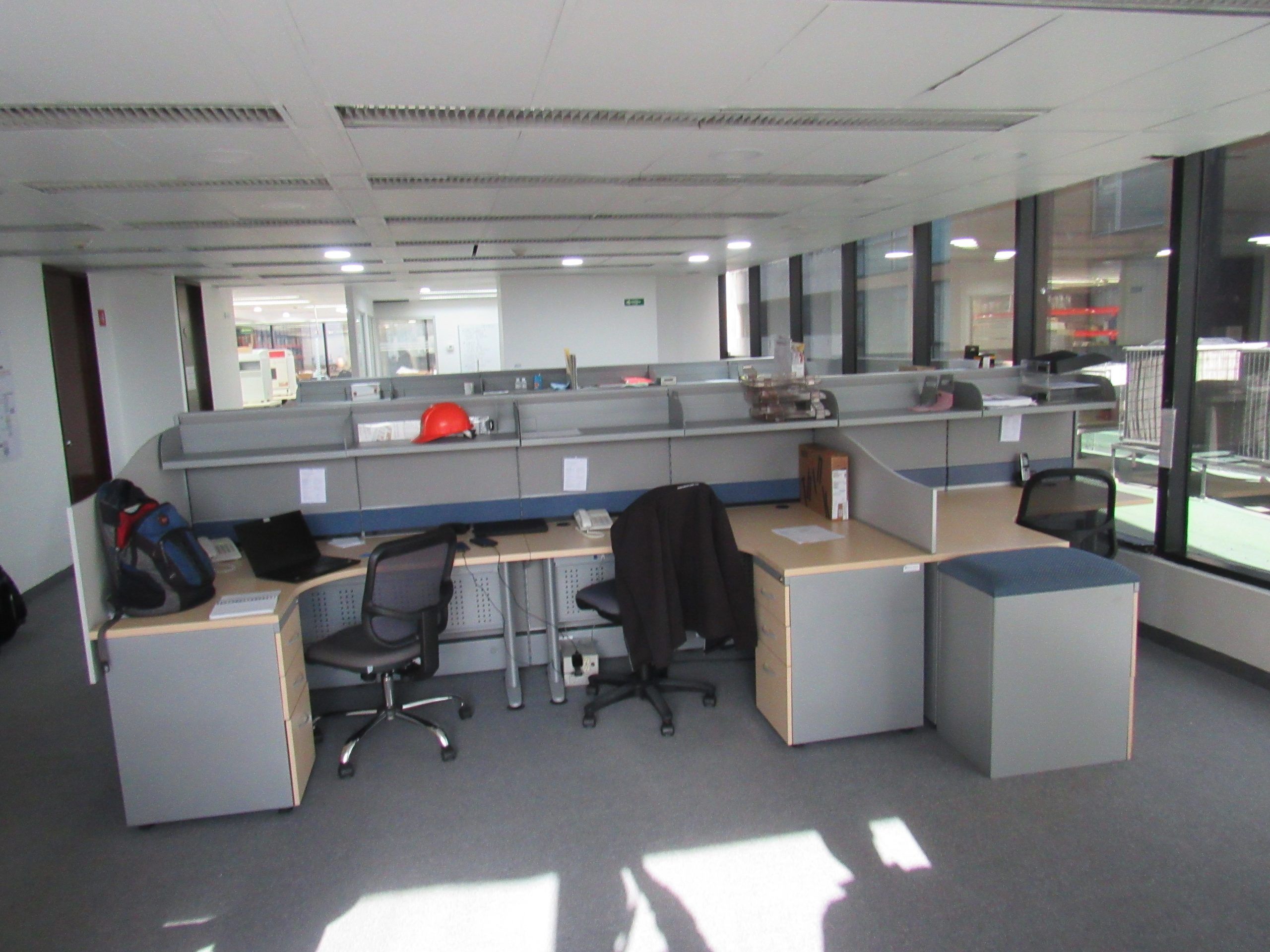 Lote 008 - Estación de trabajo para 6 personas con 12 repisas, 7 archiveros verticales - Imagen 3