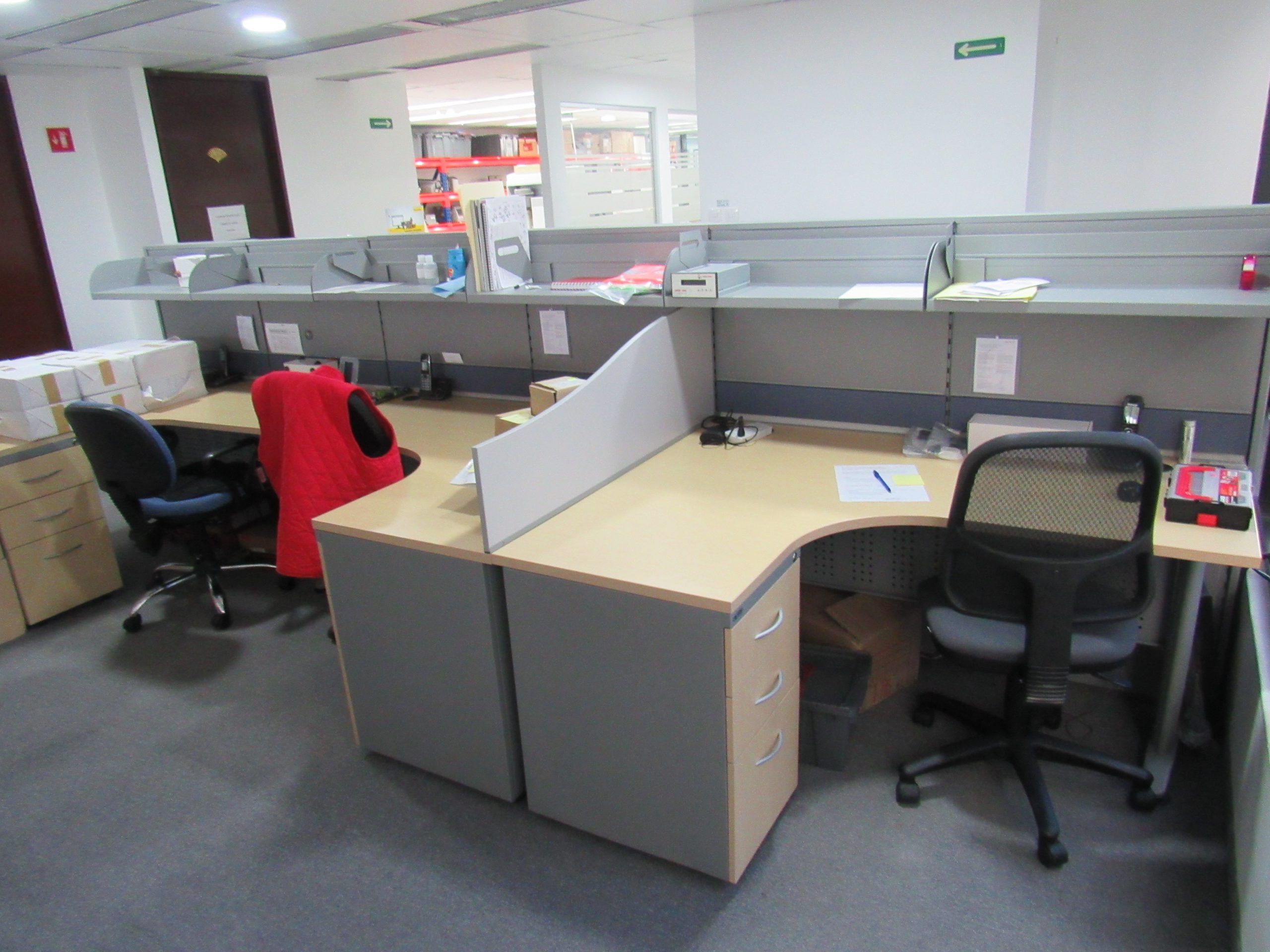 Lote 008 - Estación de trabajo para 6 personas con 12 repisas, 7 archiveros verticales - Imagen 5