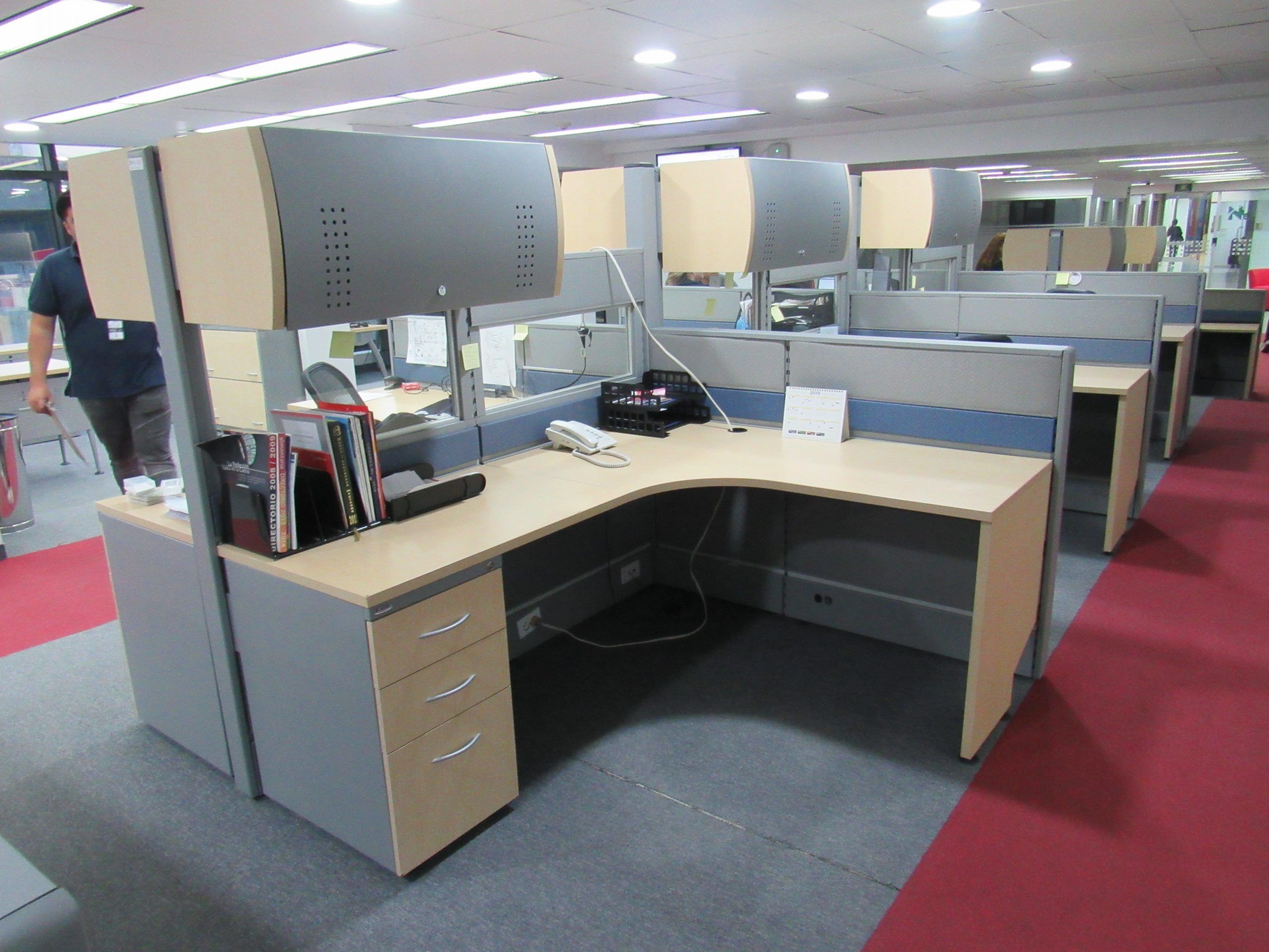 Lote 002 - Estación de trabajo para 6 persona de mampara alta con 4 gavetas y 4 archiveros - Imagen 6