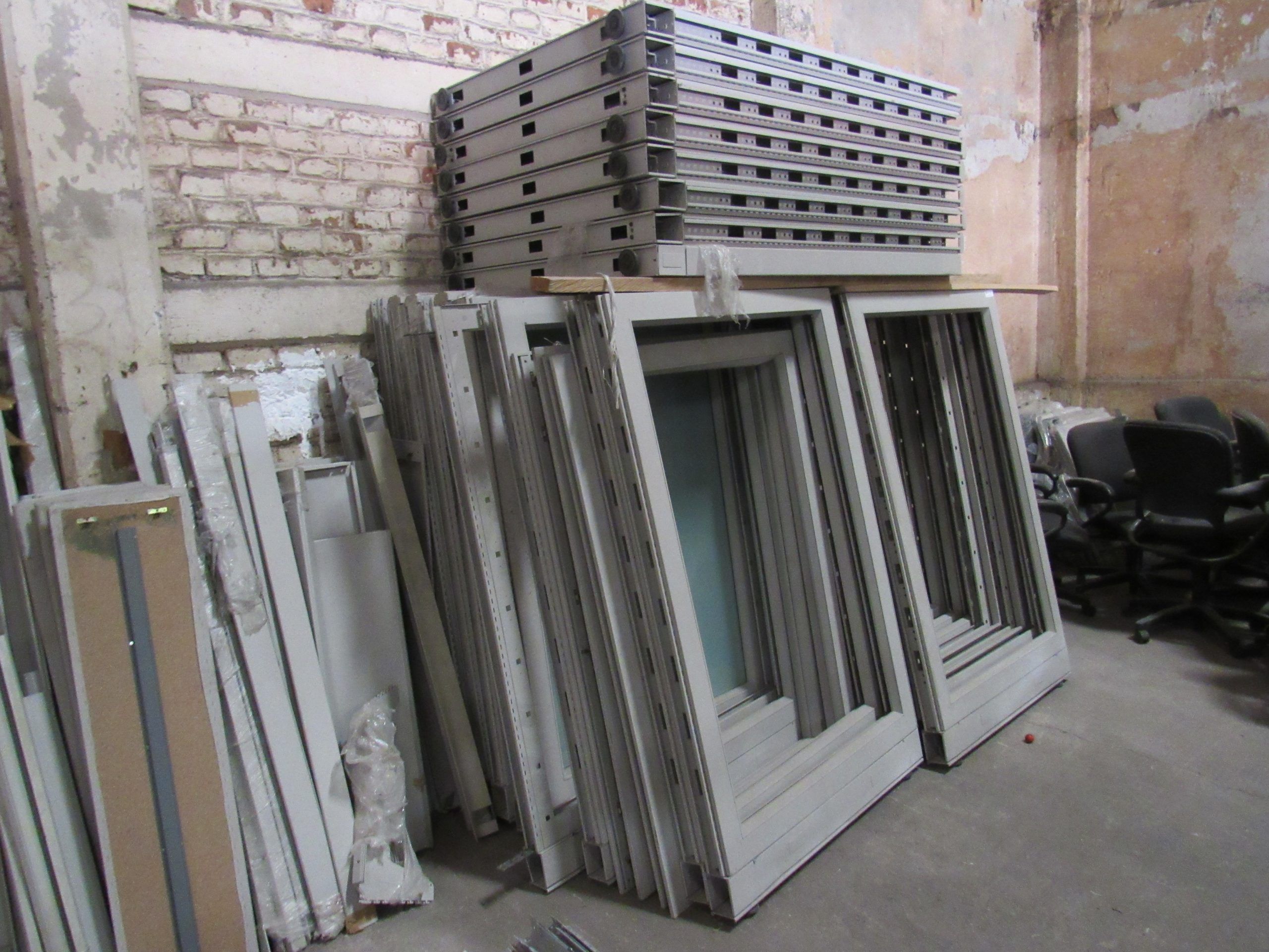 Lote 001 - Lote con 72 Archiveros metálicos, Credenzas, 166 mamparas, 107 cubiertas 365 Accesorios, componentes, marca Riviera - Imagen 6
