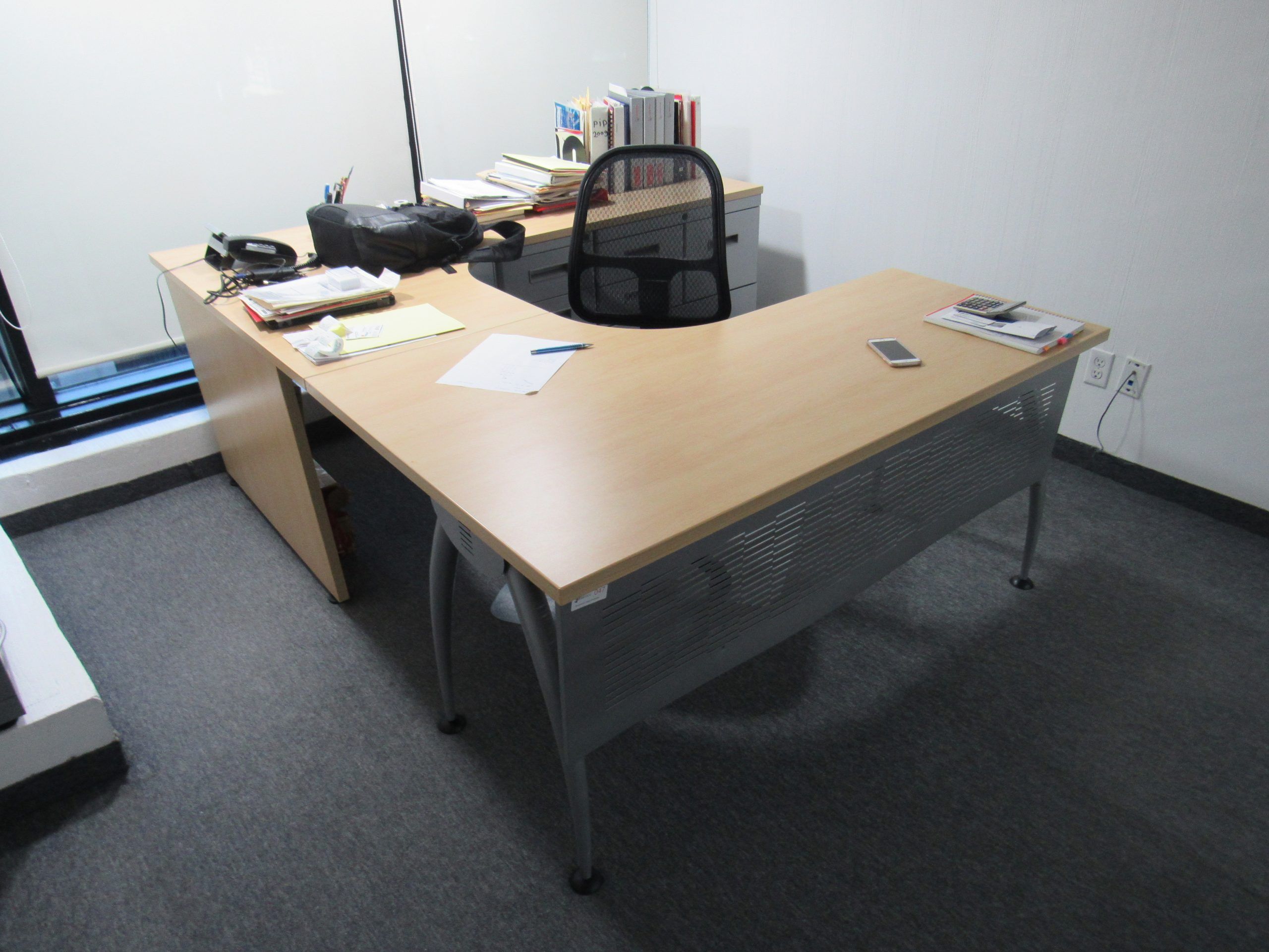 Lote 004 - Escritorio en herradura con base metálica, archivero de pedestal de 3 cajones y archivero horizontal