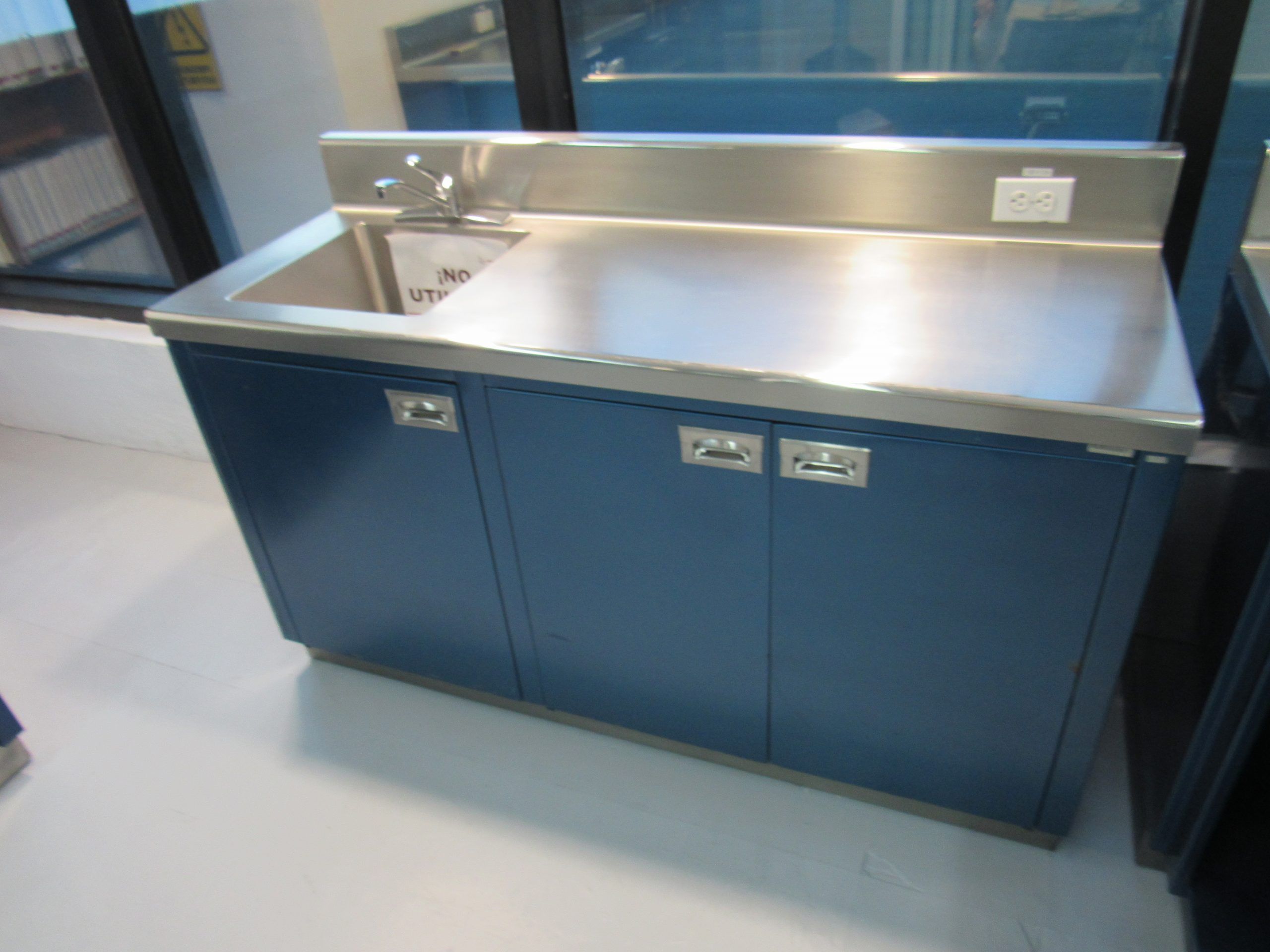 Lote 016 - Mueble de trabajo metálico con tarja de acero inoxidable, 2 puertas , 1 entrepaño