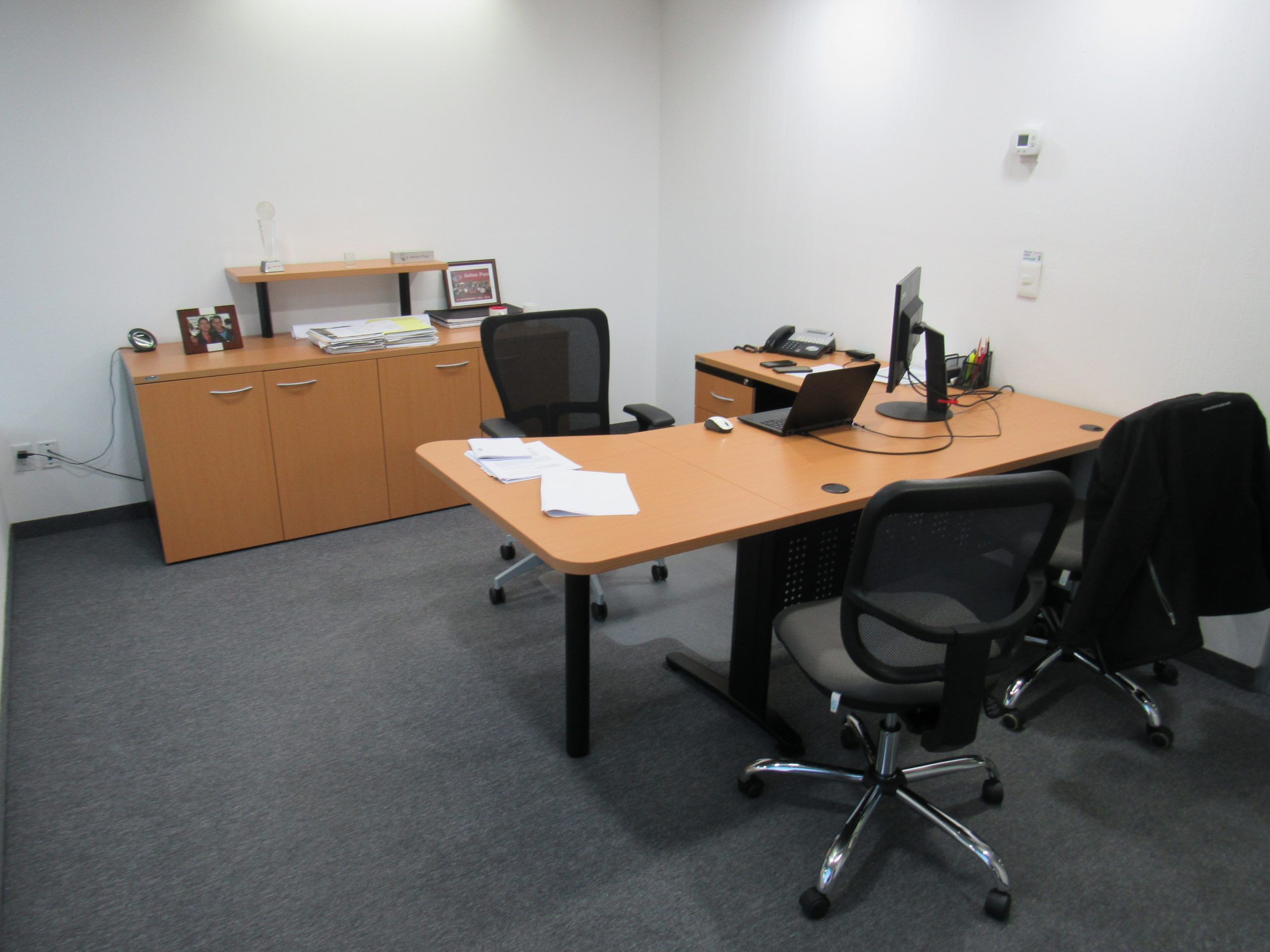 Lote 001 - Escritorio en escuadra con base metálica y Credenza de 4 puertas - Imagen 2