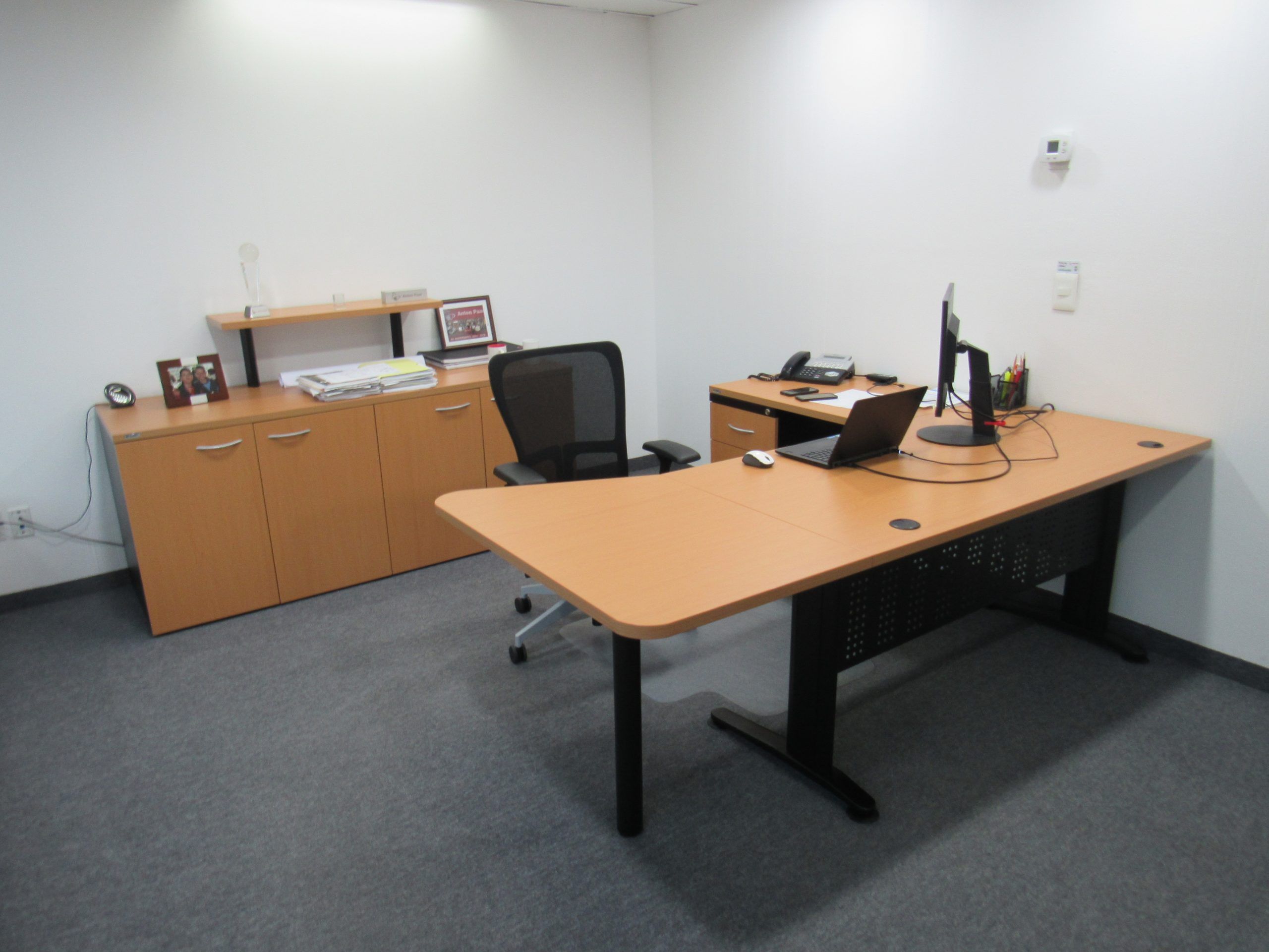 Lote 001 - Escritorio en escuadra con base metálica y Credenza de 4 puertas