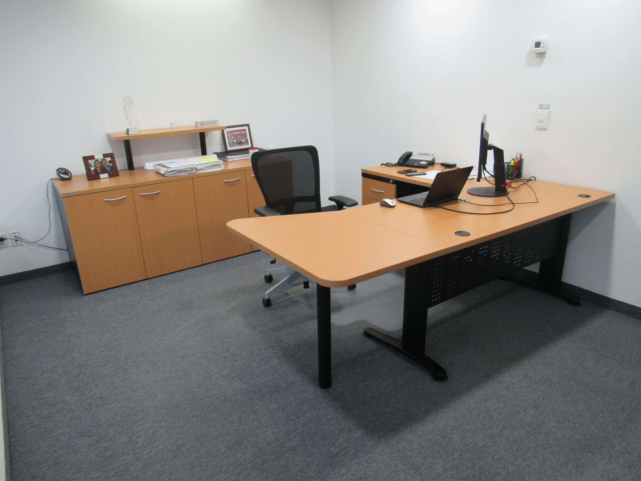 Lote 001 - Escritorio en escuadra con base metálica y Credenza de 4 puertas - Imagen 3
