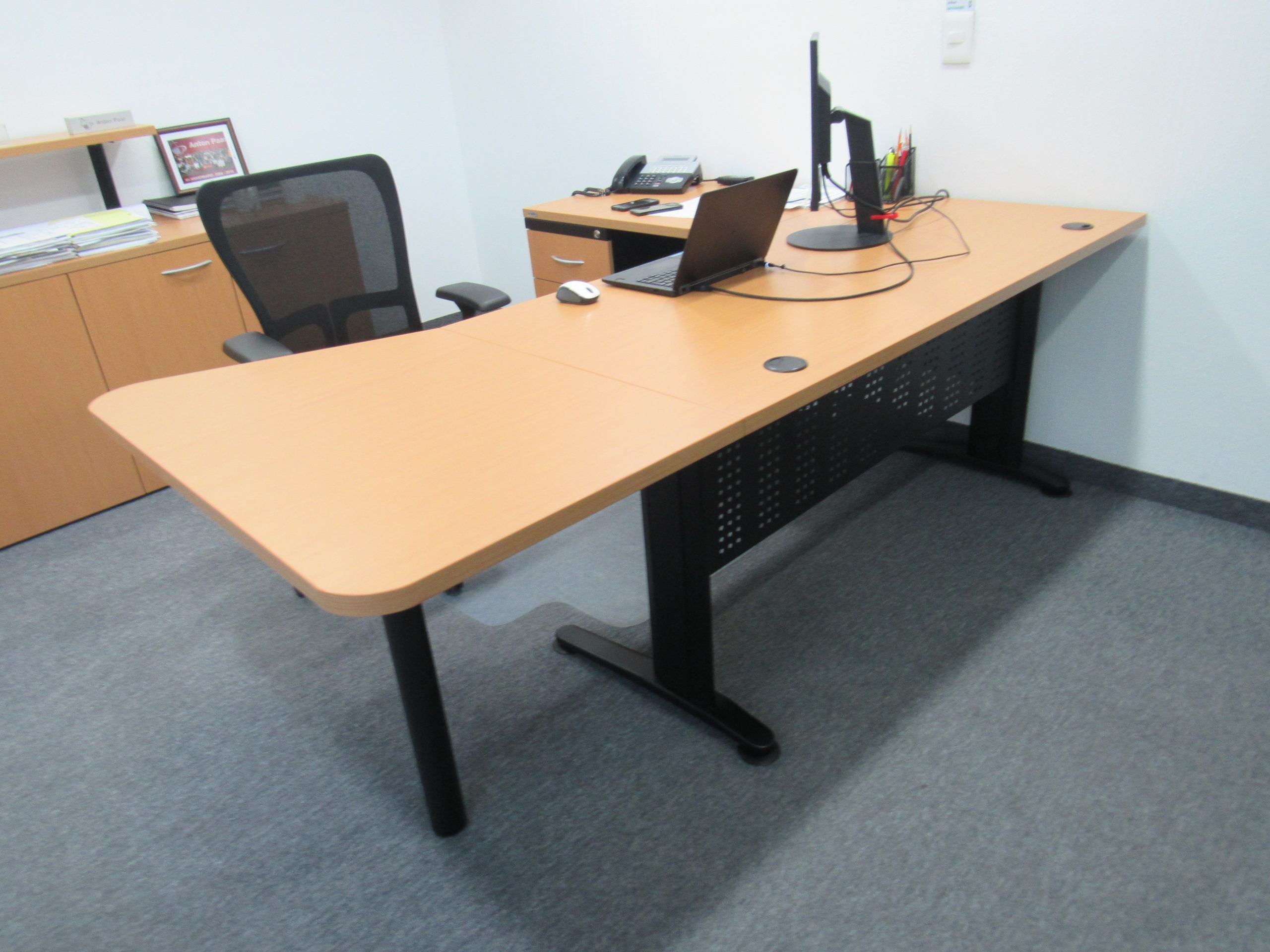 Lote 001 - Escritorio en escuadra con base metálica y Credenza de 4 puertas - Imagen 4