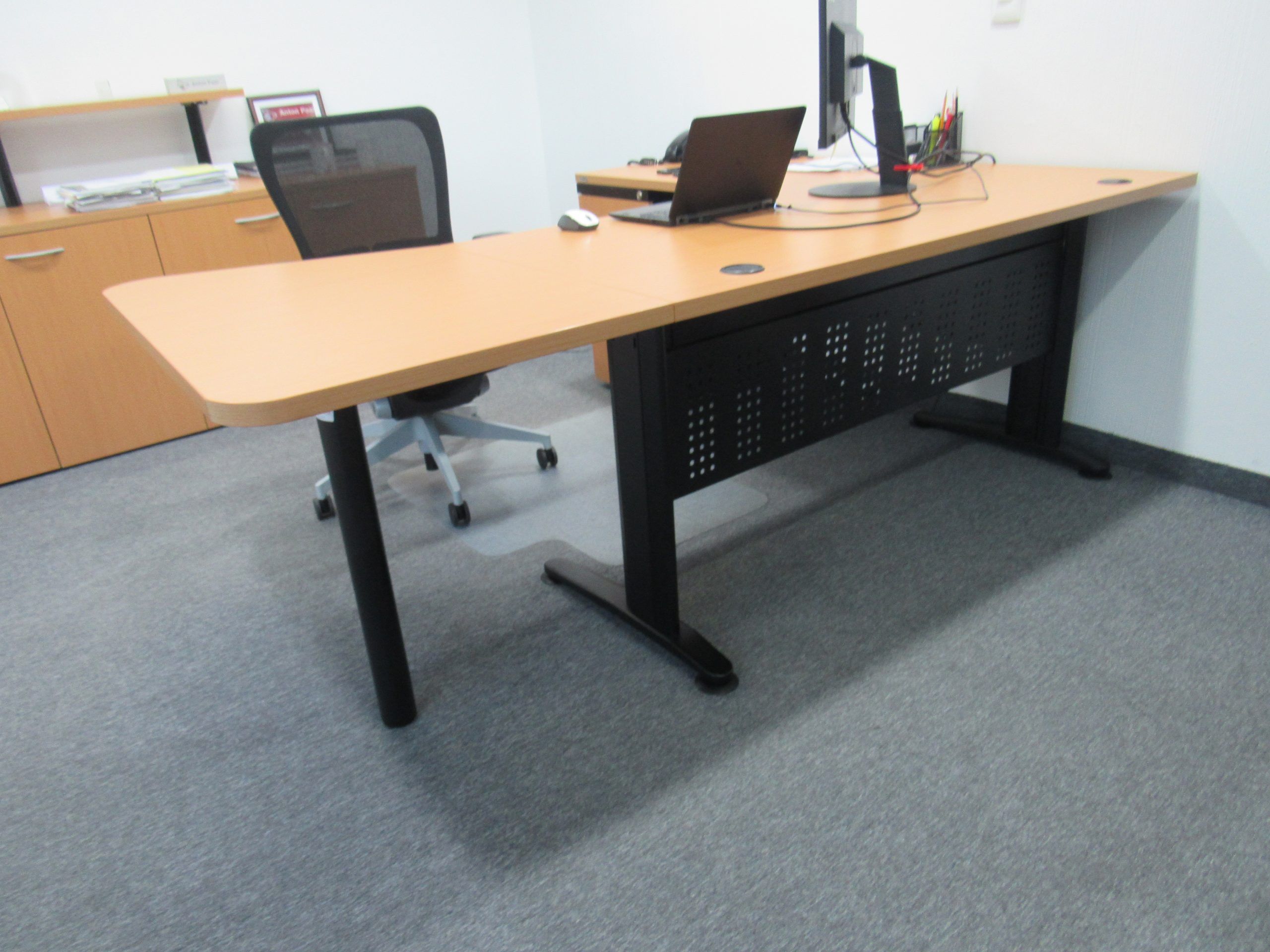 Lote 001 - Escritorio en escuadra con base metálica y Credenza de 4 puertas - Imagen 5