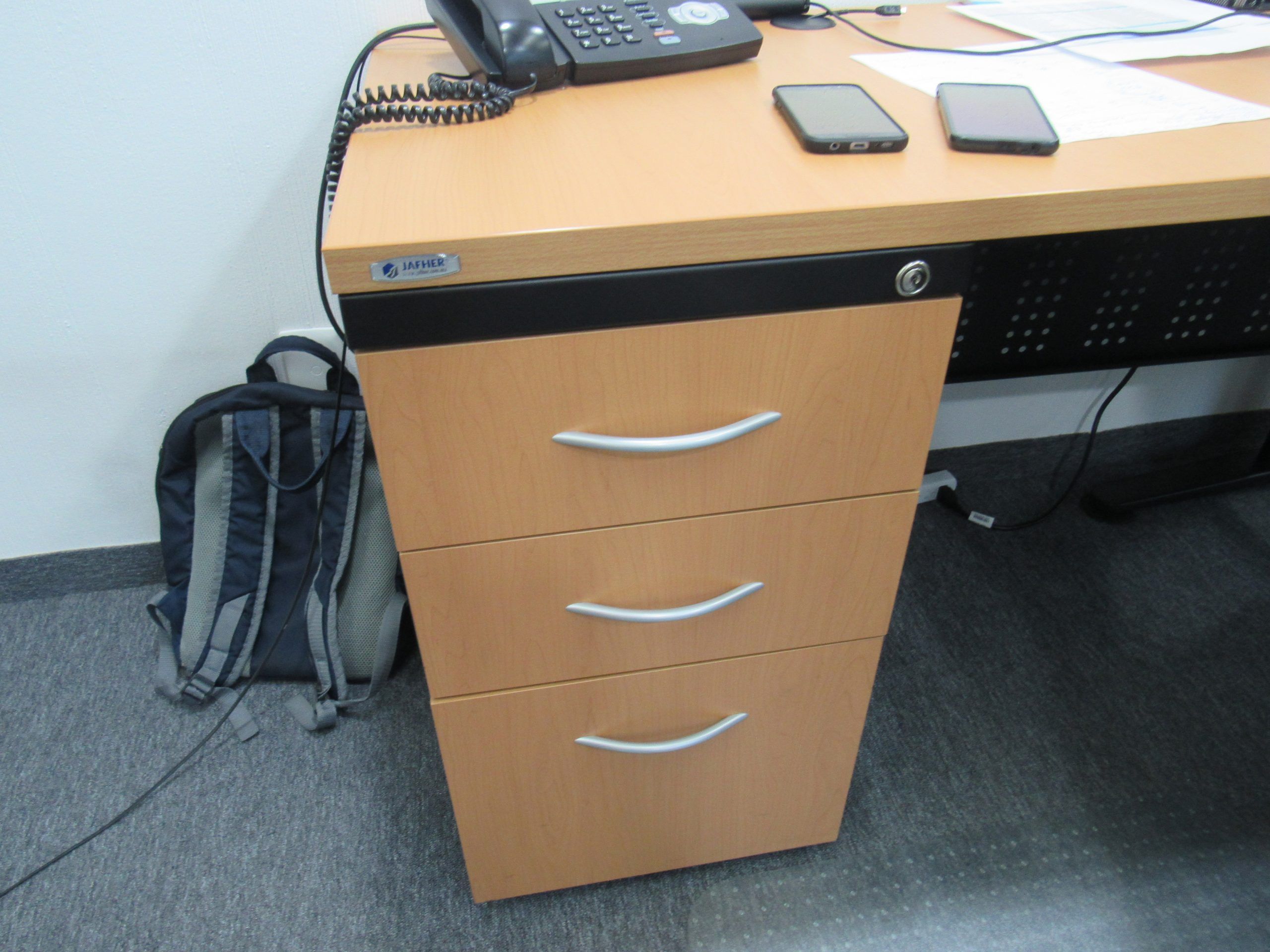 Lote 001 - Escritorio en escuadra con base metálica y Credenza de 4 puertas - Imagen 6