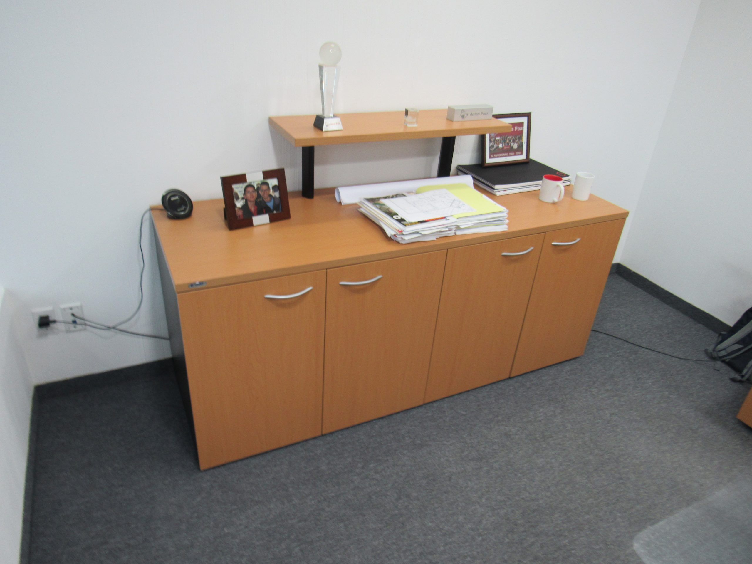 Lote 001 - Escritorio en escuadra con base metálica y Credenza de 4 puertas - Imagen 8