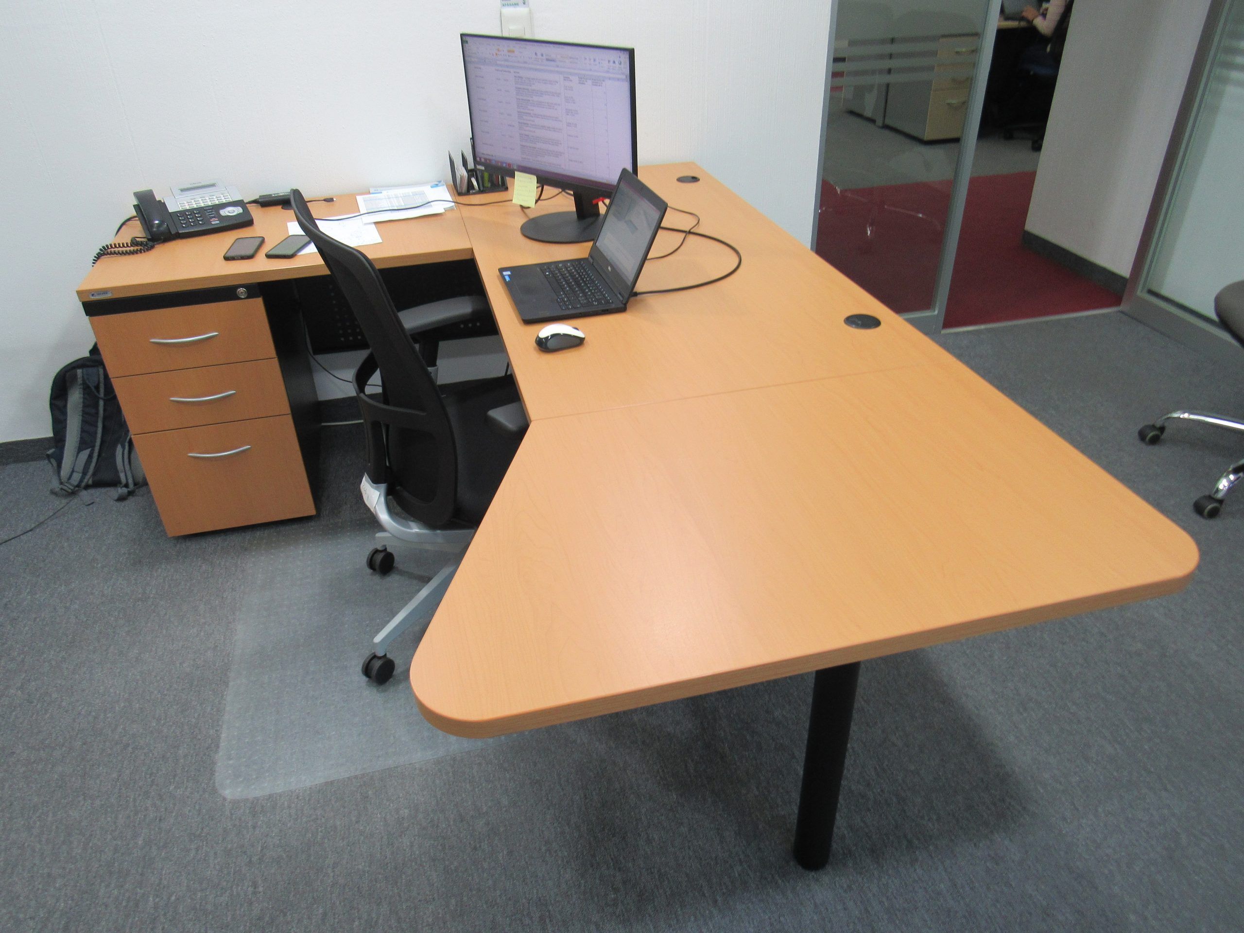 Lote 001 - Escritorio en escuadra con base metálica y Credenza de 4 puertas - Imagen 9