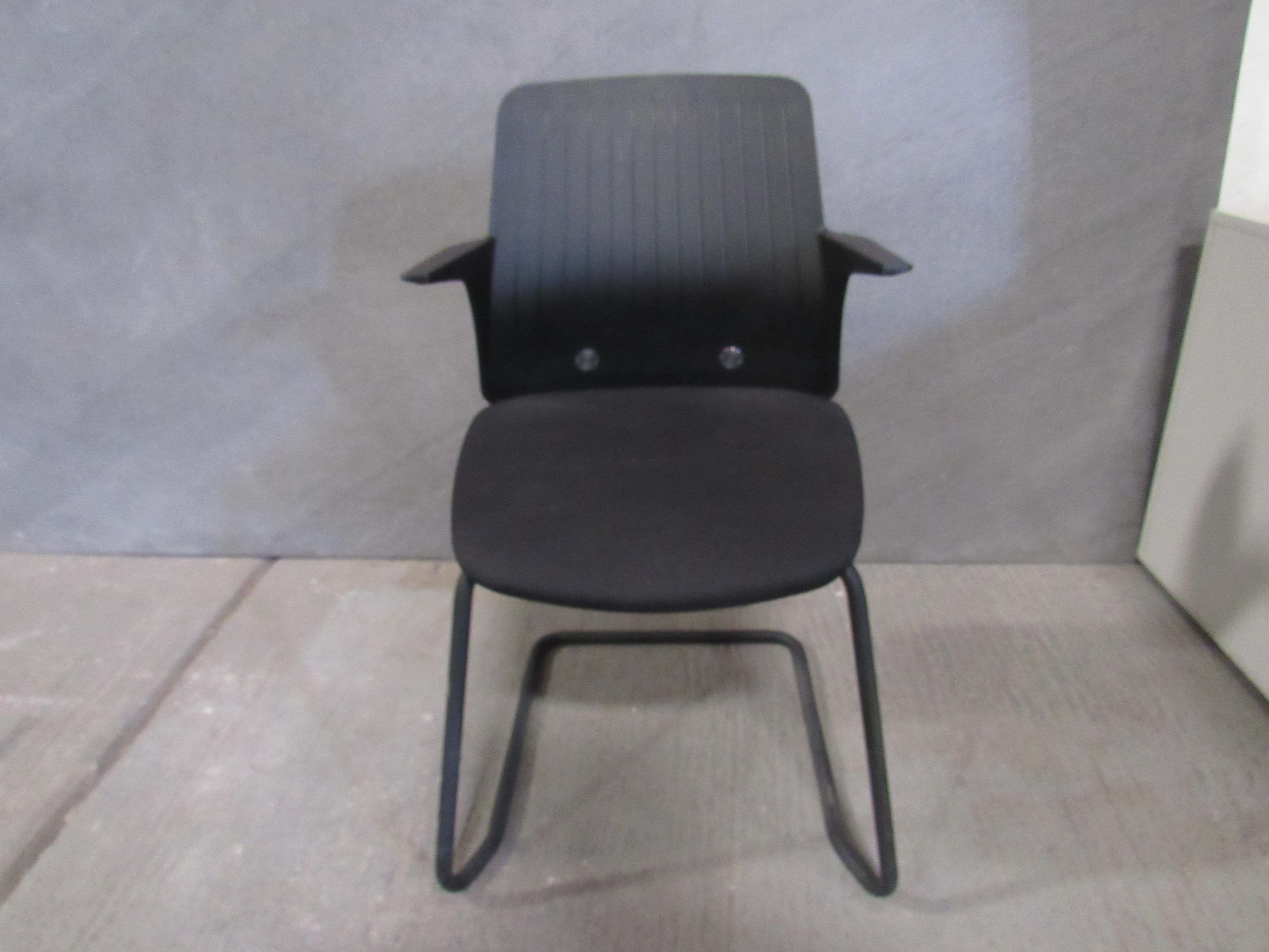 Lote 075 - 8 Sillas tipo trineo con respaldo en plastico y asiento en tela color negro.