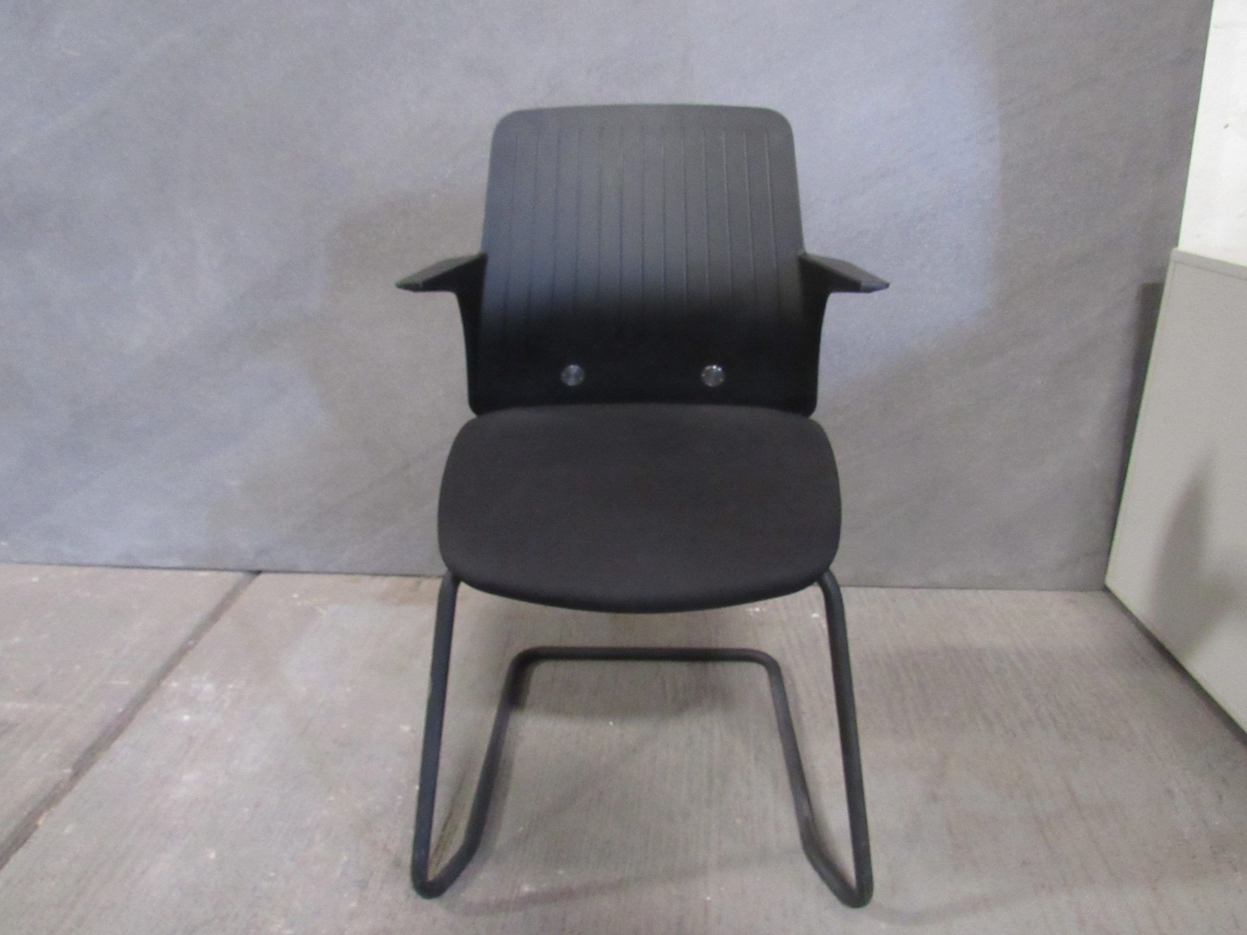 Lote 075 - 8 Sillas tipo trineo con respaldo en plastico y asiento en tela color negro. - Imagen 2