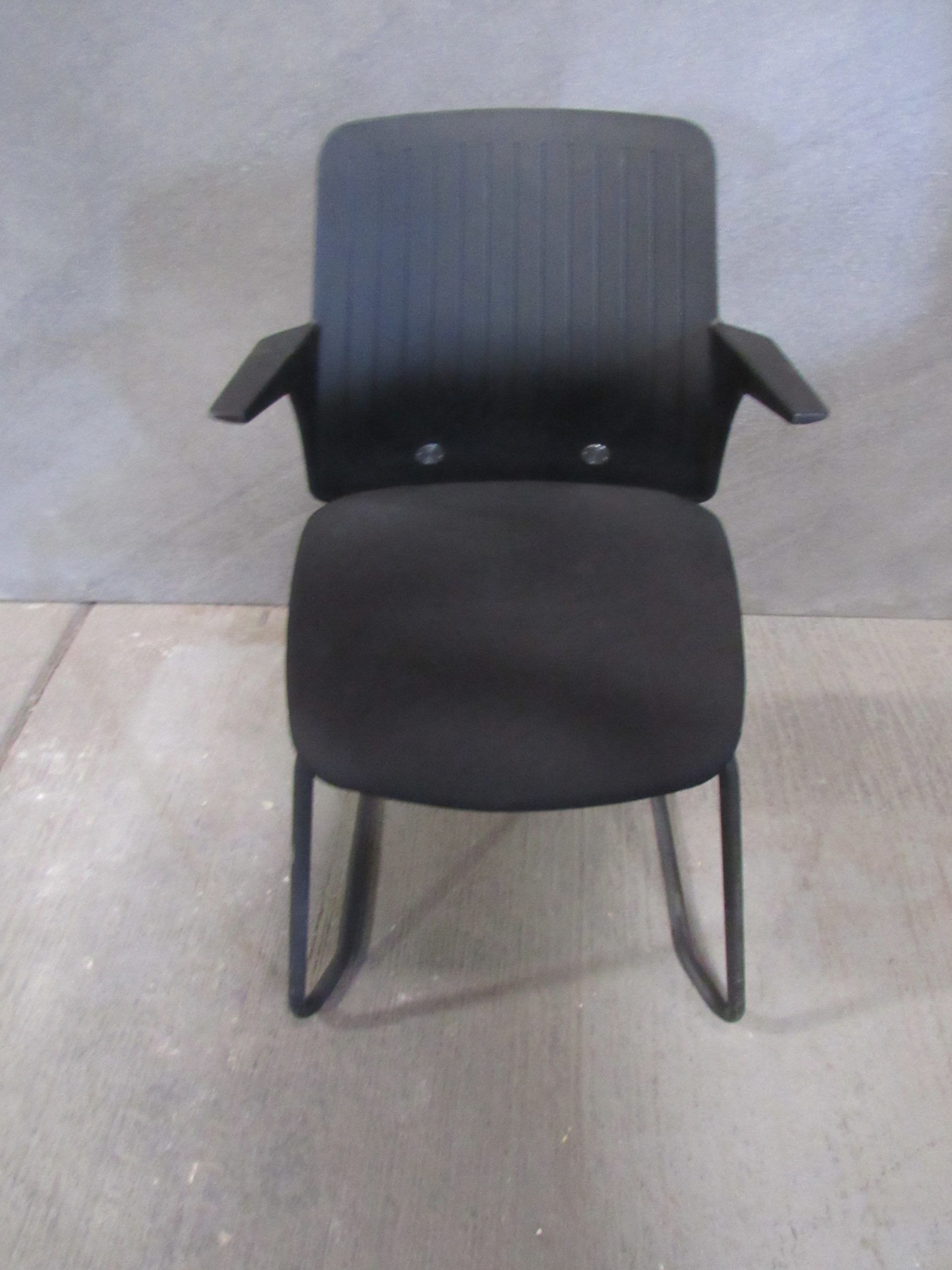 Lote 075 - 8 Sillas tipo trineo con respaldo en plastico y asiento en tela color negro. - Imagen 3