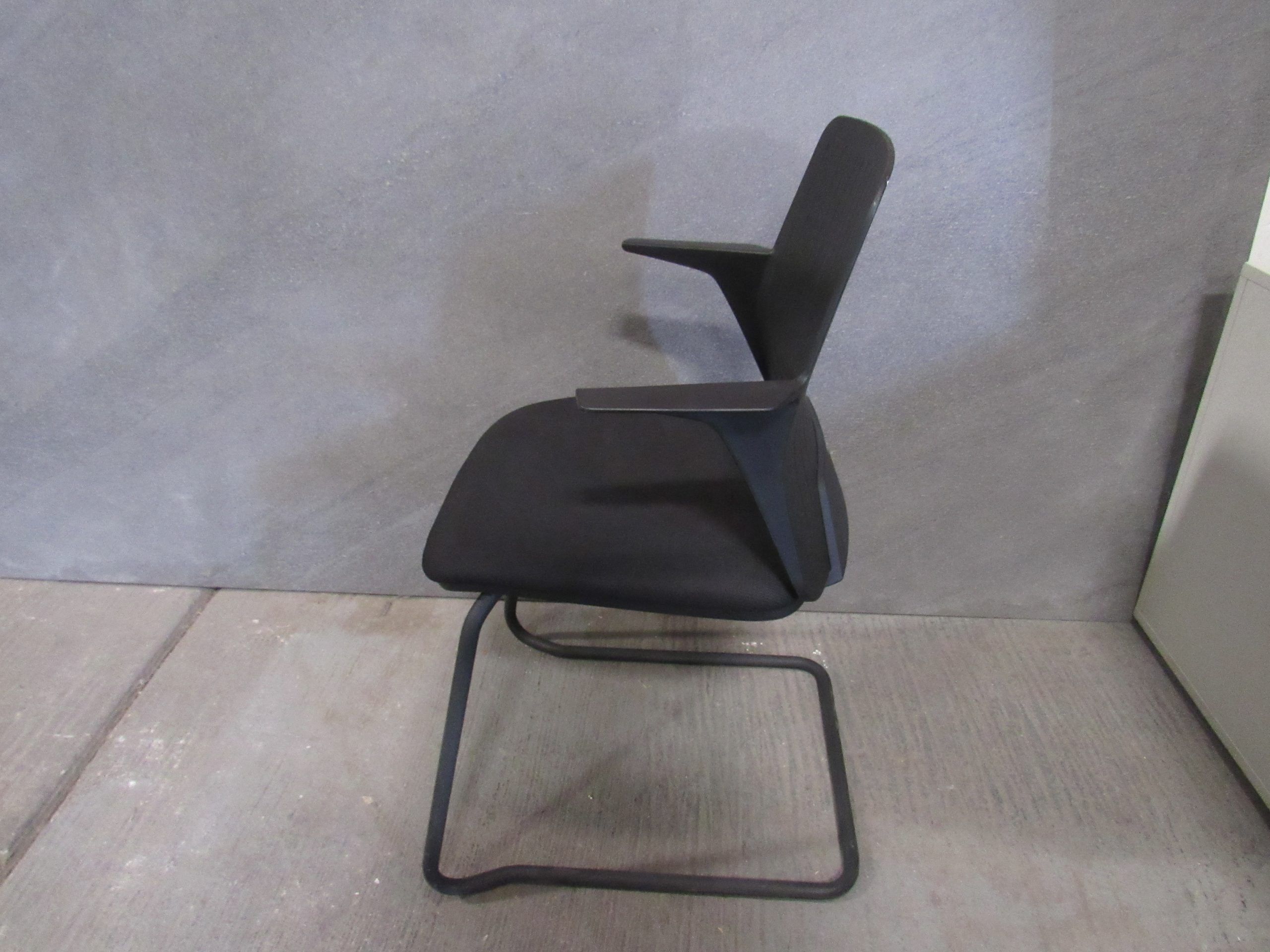 Lote 075 - 8 Sillas tipo trineo con respaldo en plastico y asiento en tela color negro. - Imagen 4