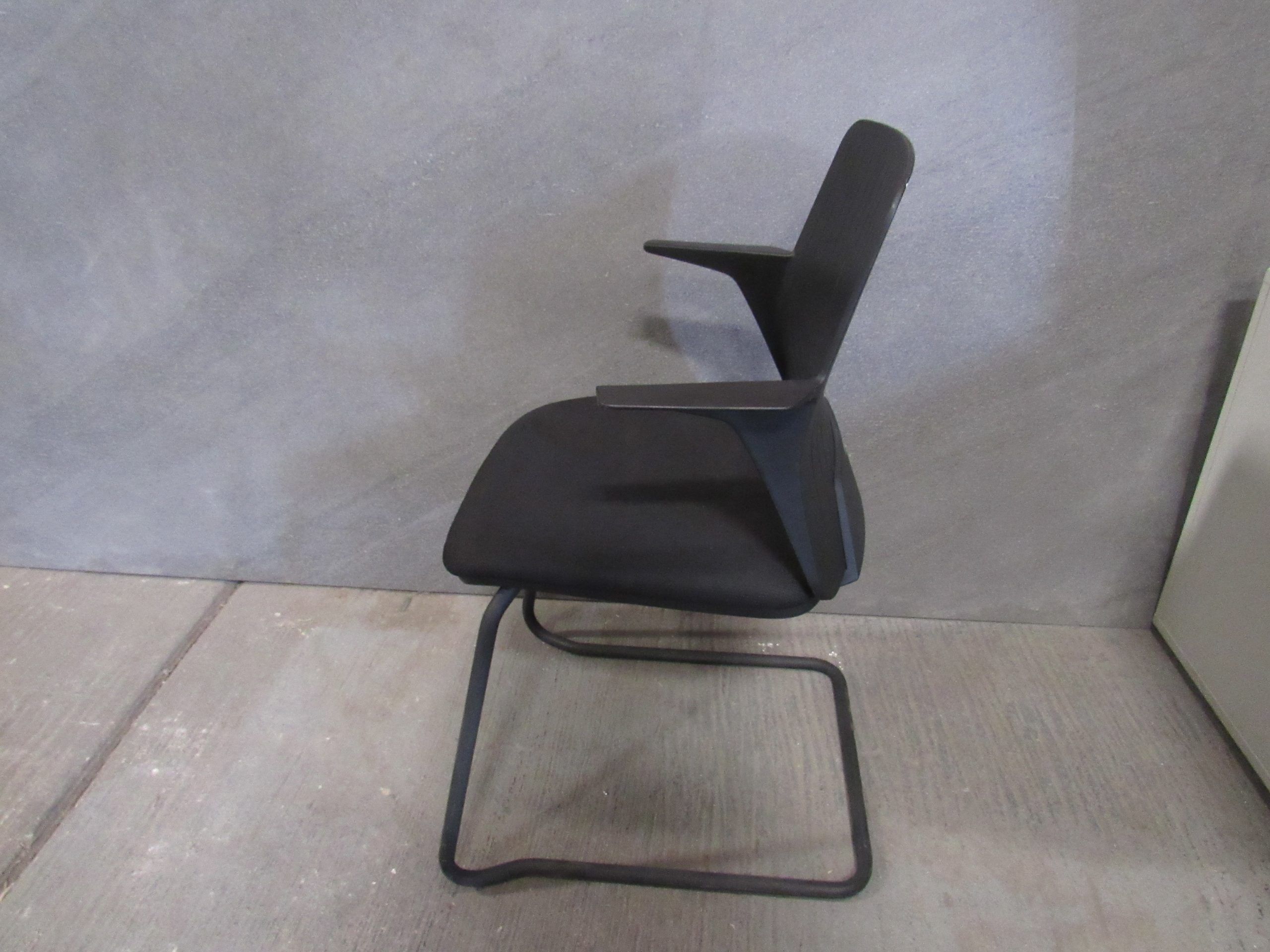 Lote 075 - 8 Sillas tipo trineo con respaldo en plastico y asiento en tela color negro. - Imagen 5
