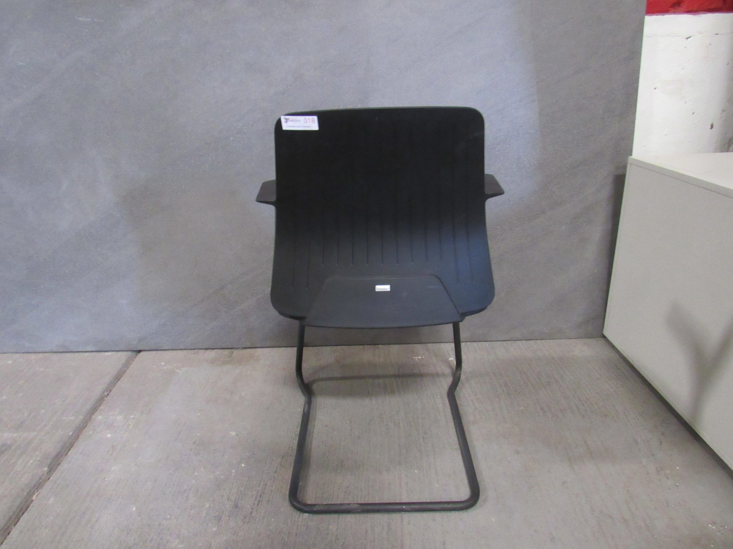Lote 075 - 8 Sillas tipo trineo con respaldo en plastico y asiento en tela color negro. - Imagen 6