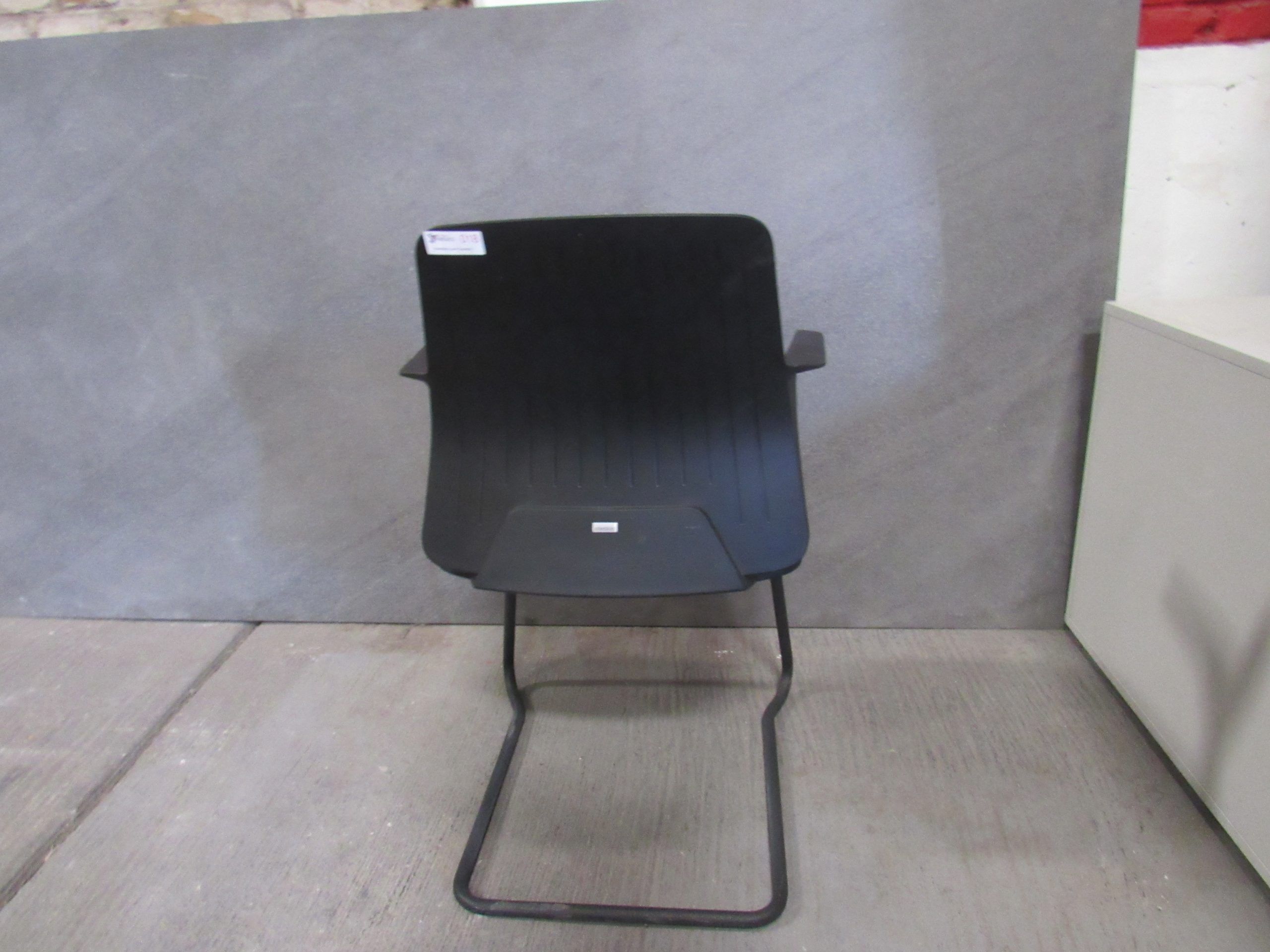 Lote 075 - 8 Sillas tipo trineo con respaldo en plastico y asiento en tela color negro. - Imagen 7