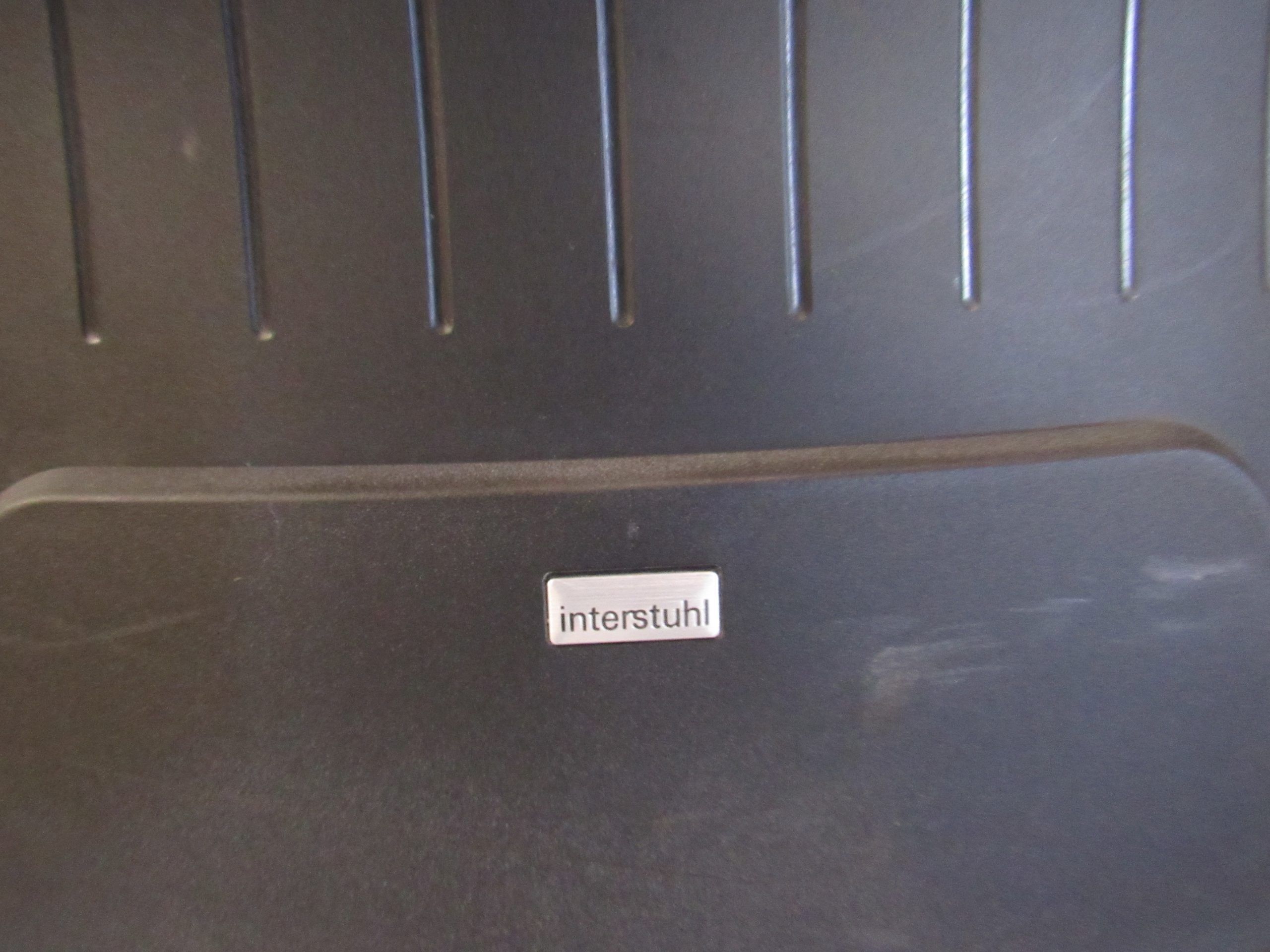 Lote 075 - 8 Sillas tipo trineo con respaldo en plastico y asiento en tela color negro. - Imagen 8