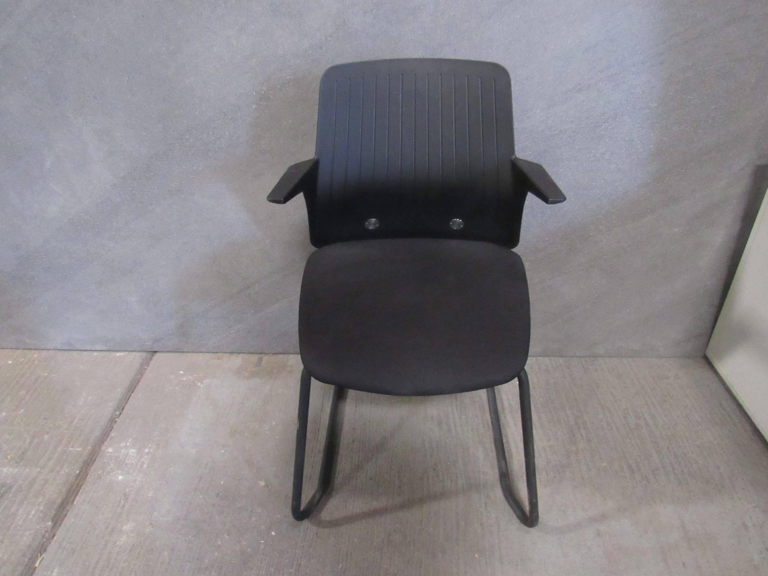 Lote 075 - 8 Sillas tipo trineo con respaldo en plastico y asiento en tela color negro. - Imagen 10