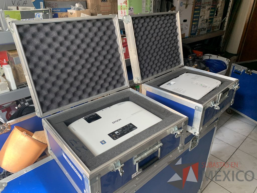 Lote 018 - Video proyector con iris desajustado marca EPSON de 4000 ANSI, incluye Case, control remoto, cable VGA - Imagen 2