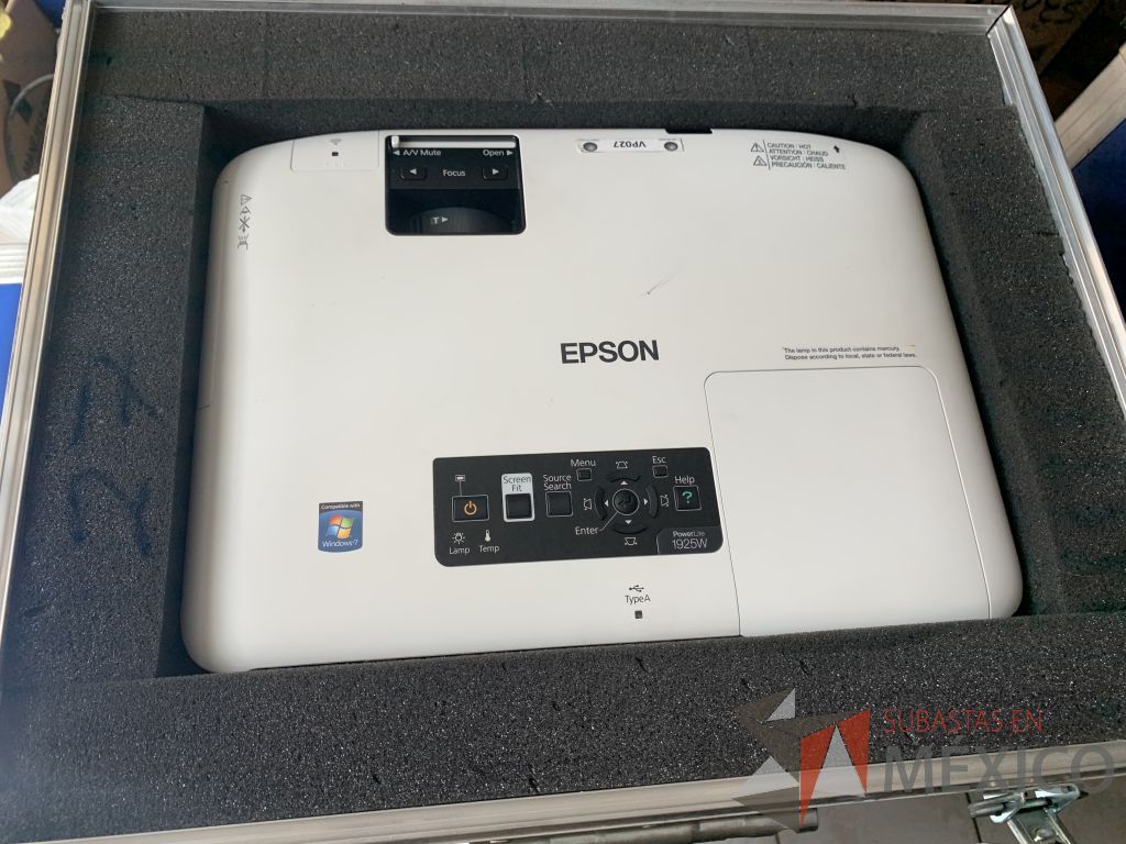 Lote 018 - Video proyector con iris desajustado marca EPSON de 4000 ANSI, incluye Case, control remoto, cable VGA - Imagen 3
