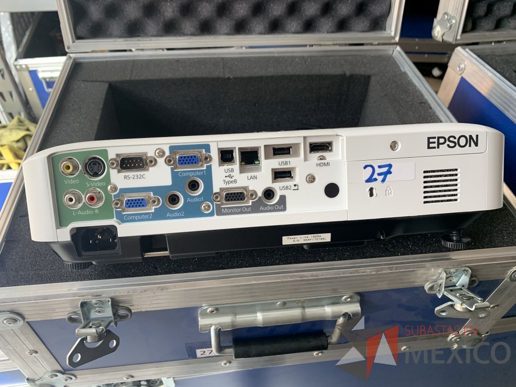 Lote 018 - Video proyector con iris desajustado marca EPSON de 4000 ANSI, incluye Case, control remoto, cable VGA - Imagen 4