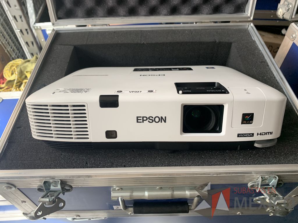 Lote 018 - Video proyector con iris desajustado marca EPSON de 4000 ANSI, incluye Case, control remoto, cable VGA