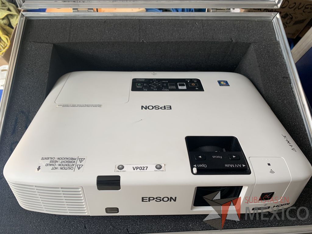 Lote 018 - Video proyector con iris desajustado marca EPSON de 4000 ANSI, incluye Case, control remoto, cable VGA - Imagen 6