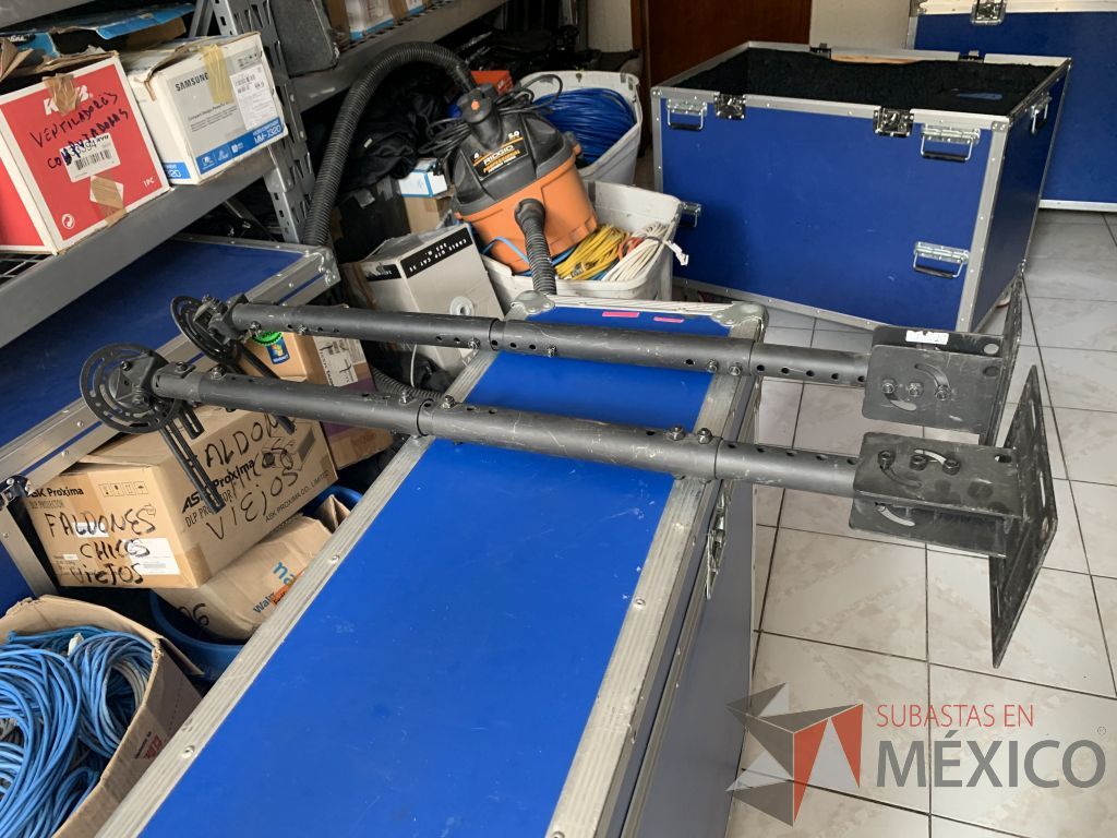 Lote 145 - 2 Soportes de techo para video proyector c/extension hasta 1 mt y 1 soporte de techo para video proyector c/extension hasta 63cms.
