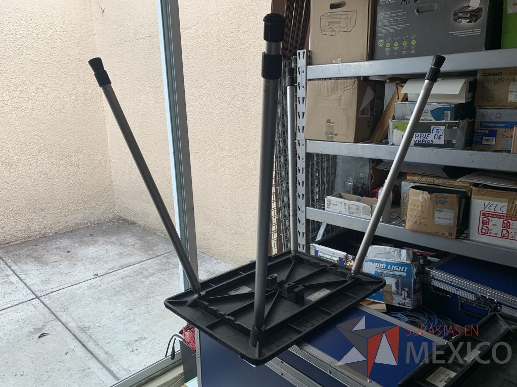 Lote 051 - Mesa telescópica para proyector