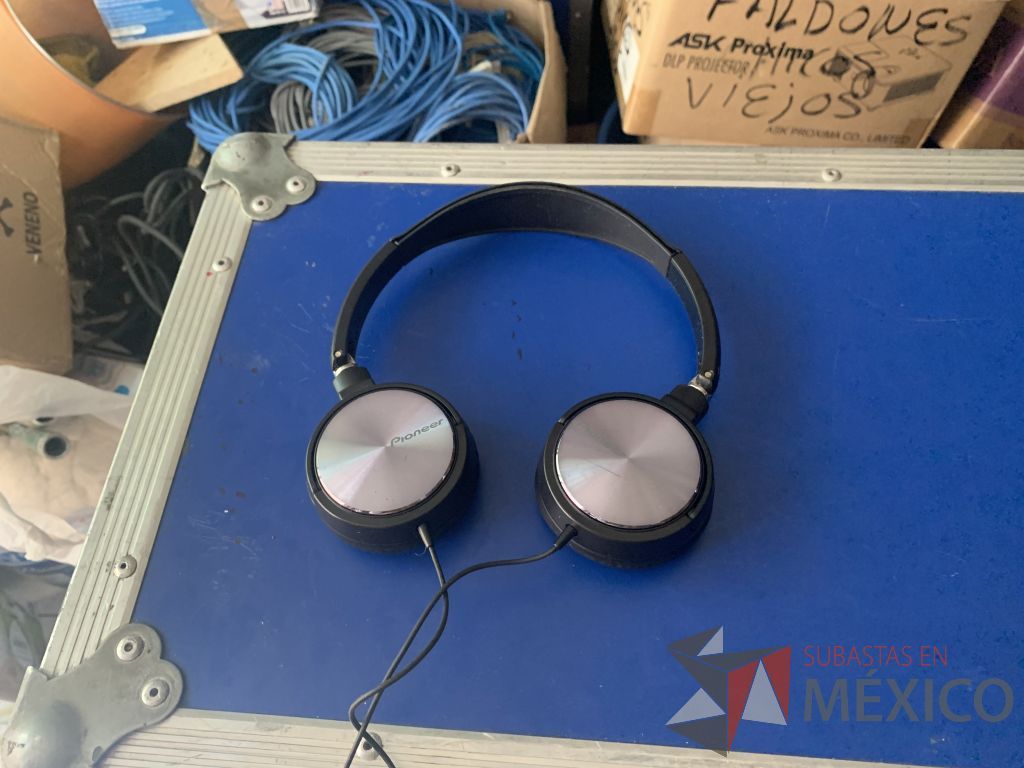 Lote 142 - 3 audifonos orejera marca Pionner y 2 juegos de Walkie Talkie marca Midland - Imagen 2
