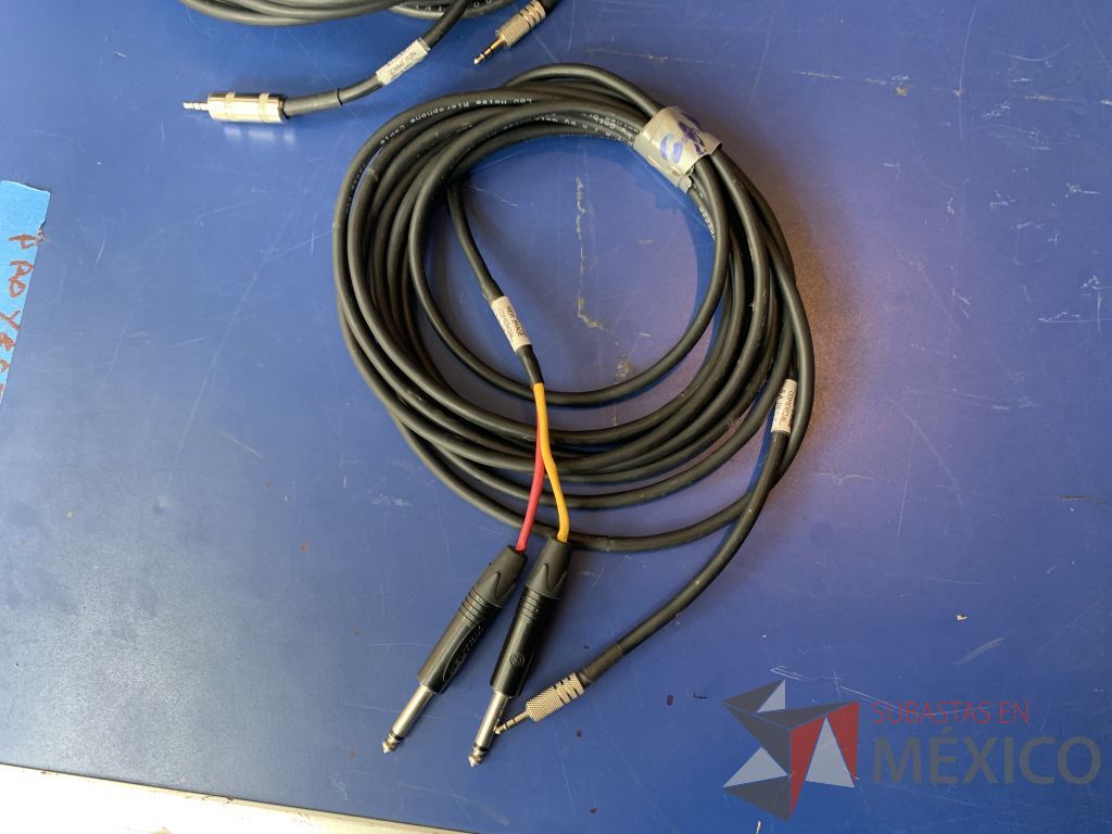 Lote 112 - 44 cables plug y miniplug a varias terminales y varias medidas