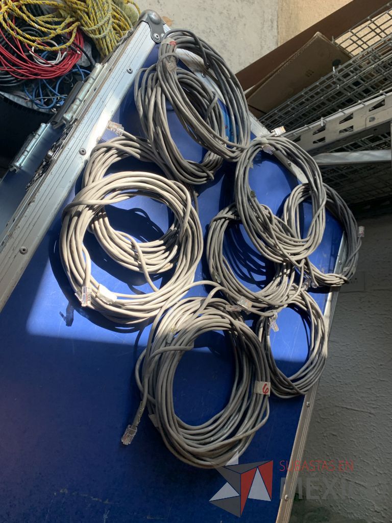 Lote 122 - 1/2 bobina de cable UTP 5E 160 mts aprox. Marca WAM y 39 cales gris de datos marca Cooper - Imagen 17
