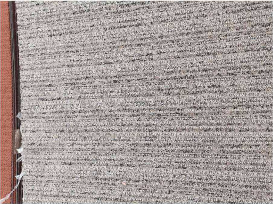 Lote 062 - 28 piezas de alfombra modular color gris, 7 m2