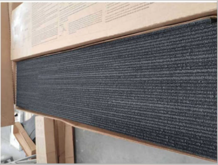 Lote 047 - 120 piezas de alfombra modular color gris, Modelo: QE090ZY, 24.8 m2