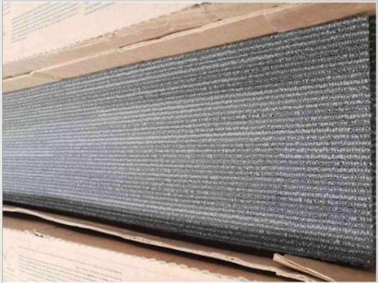 Lote 056 - 48 piezas de alfombra modular color gris, Modelo: QE07UPJ, 9.94 M2