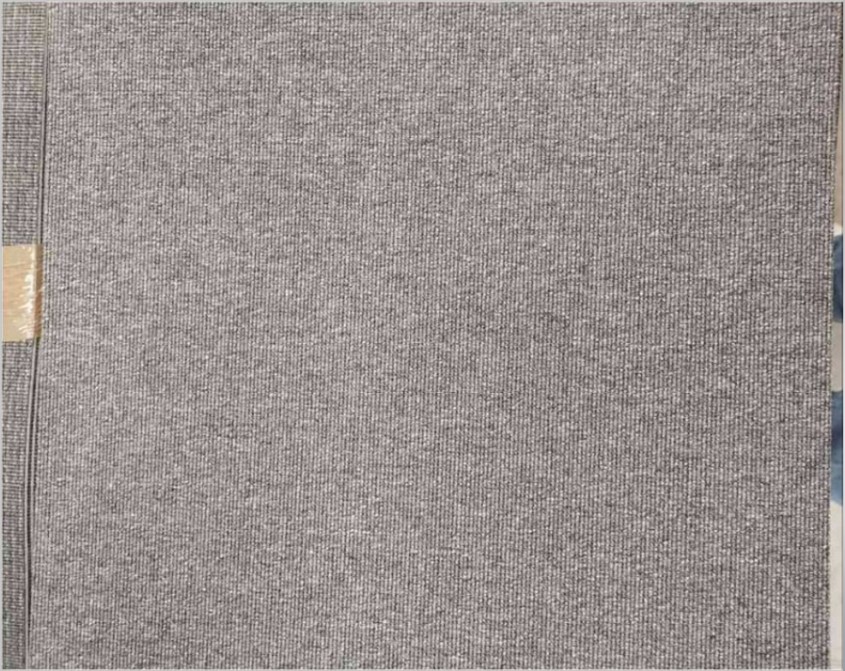 Lote 053 - 60 piezas de alfombra modular color gris, 15.6 m2