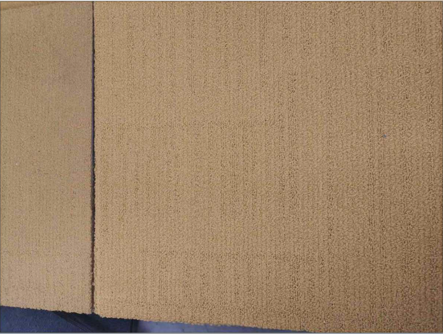 Lote 050 - 65 piezas de alfombra modular color amarillo, 18.9 m2