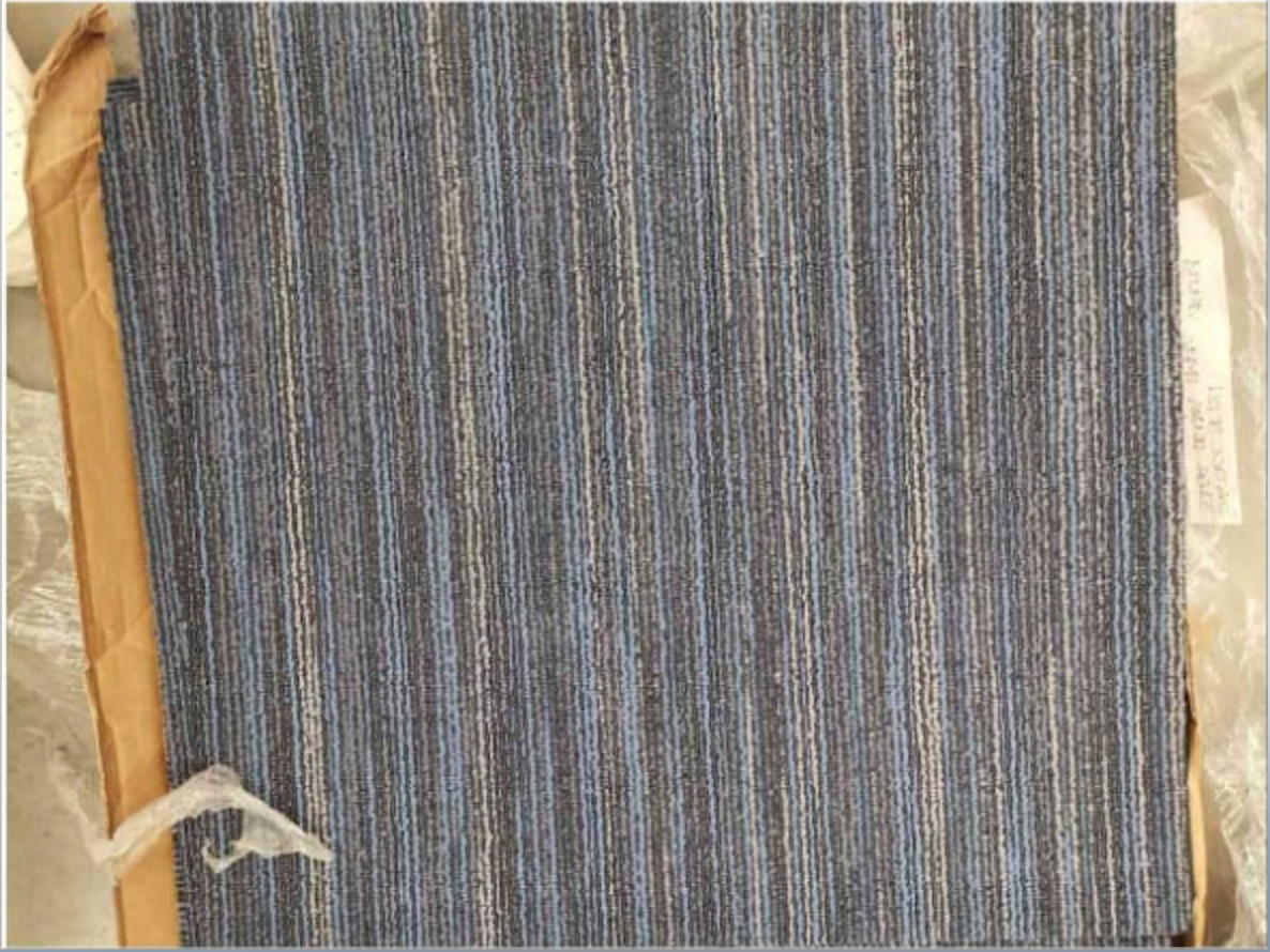Lote 081 - 71 piezas de alfombra modular color gris con azul, Modelo: QR00VGF, 25.56 m2