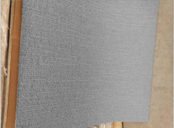 Lote 056 - 456 piezas de alfombra modular color gris, Modelo: QW02DHC, 164.2 m2
