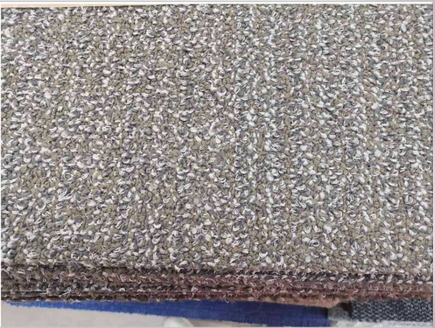 Lote 052 - 71 piezas de alfombra modular color verde, 17.8 m2