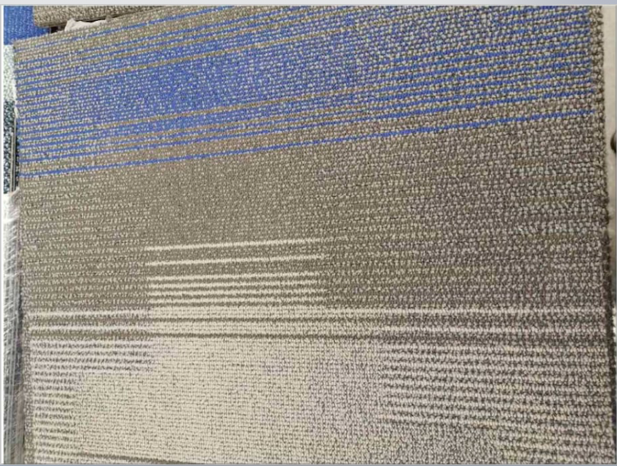 Lote 082 - 20 piezas de alfombra modular color gris, 10 piezas azul con gris, 10 piezas gris y verde, 13.32