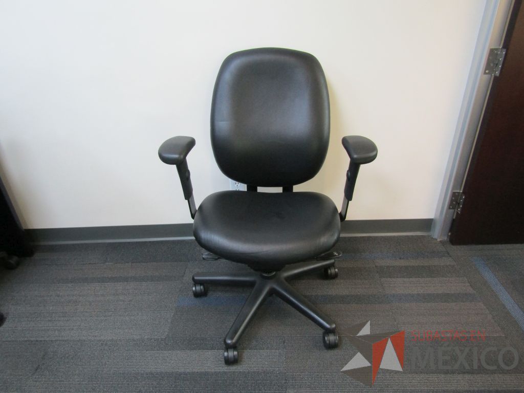 Lote 010 - Silla operativa con ruedas, asiento y respaldo tipo piel color negro - Imagen 8