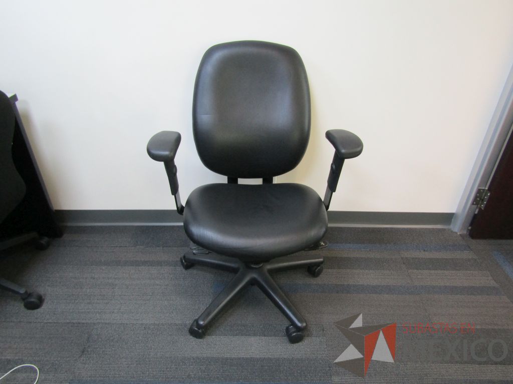 Lote 010 - Silla operativa con ruedas, asiento y respaldo tipo piel color negro