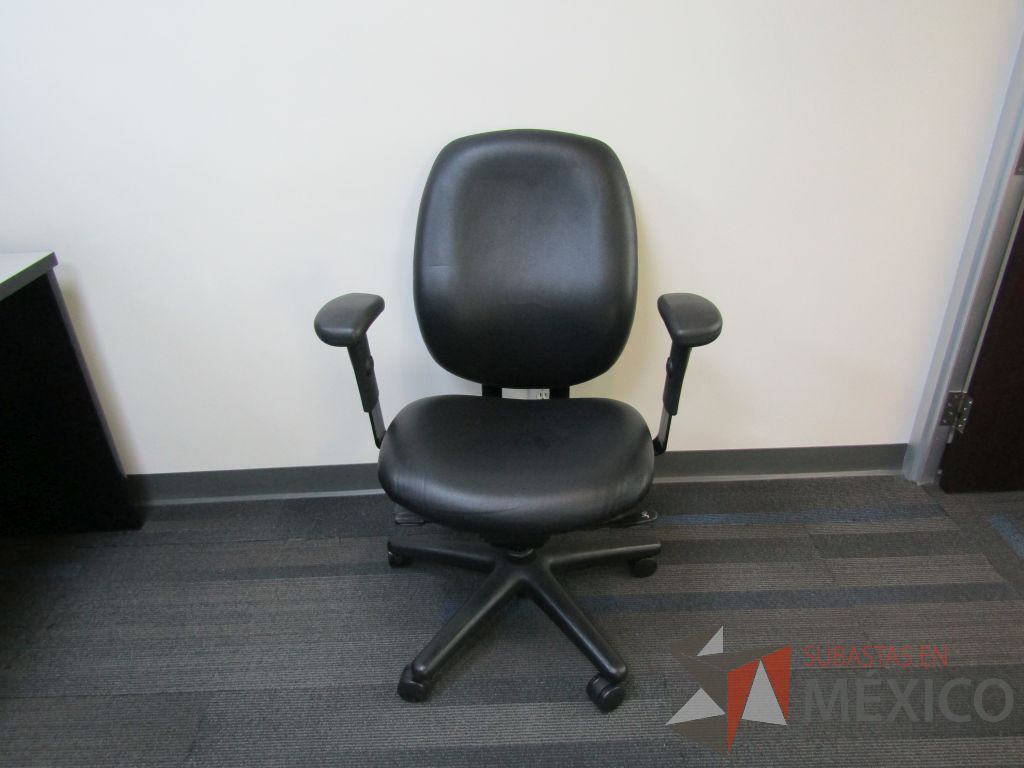 Lote 010 - Silla operativa con ruedas, asiento y respaldo tipo piel color negro - Imagen 7