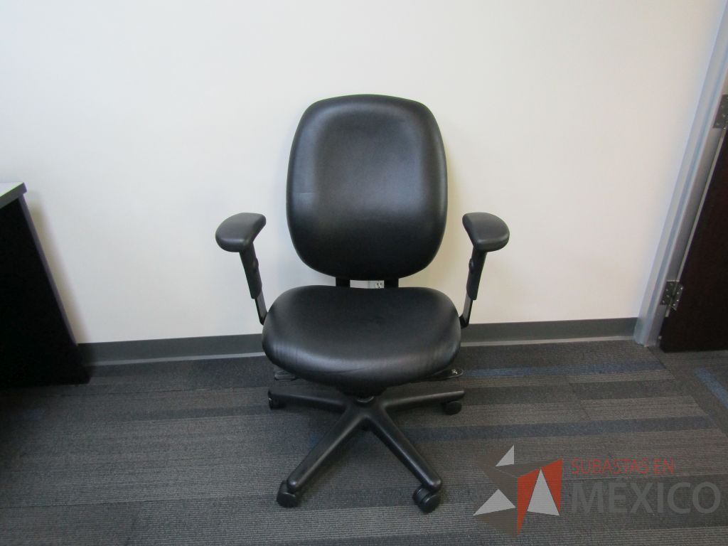 Lote 010 - Silla operativa con ruedas, asiento y respaldo tipo piel color negro - Imagen 6