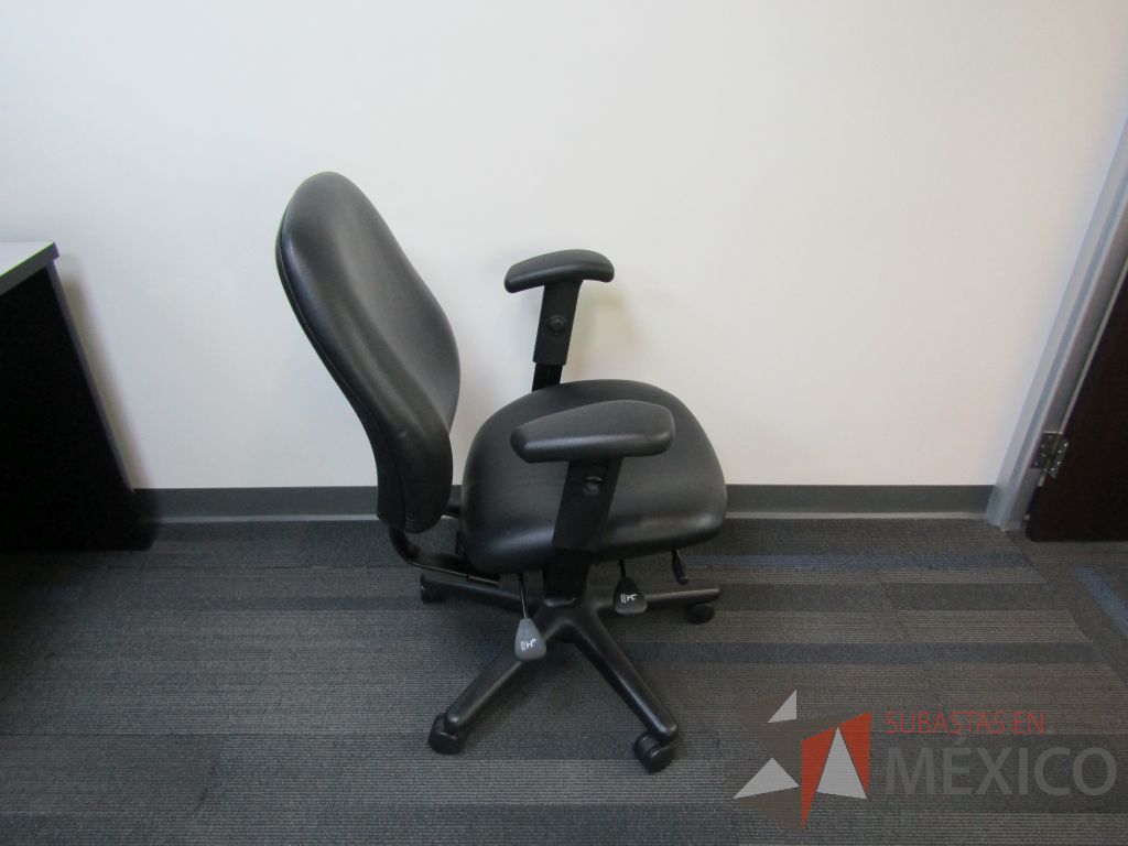 Lote 010 - Silla operativa con ruedas, asiento y respaldo tipo piel color negro - Imagen 5