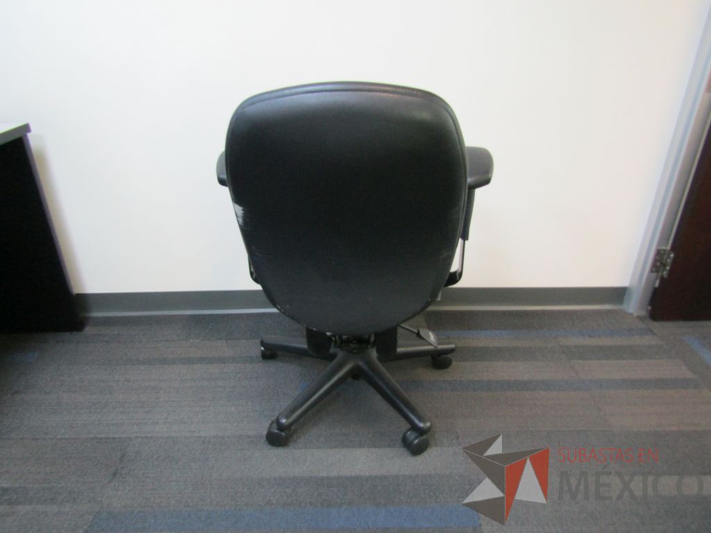Lote 010 - Silla operativa con ruedas, asiento y respaldo tipo piel color negro - Imagen 4