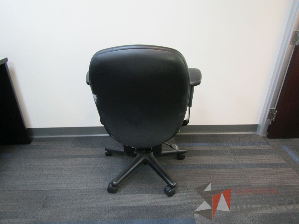 Lote 010 - Silla operativa con ruedas, asiento y respaldo tipo piel color negro - Imagen 2